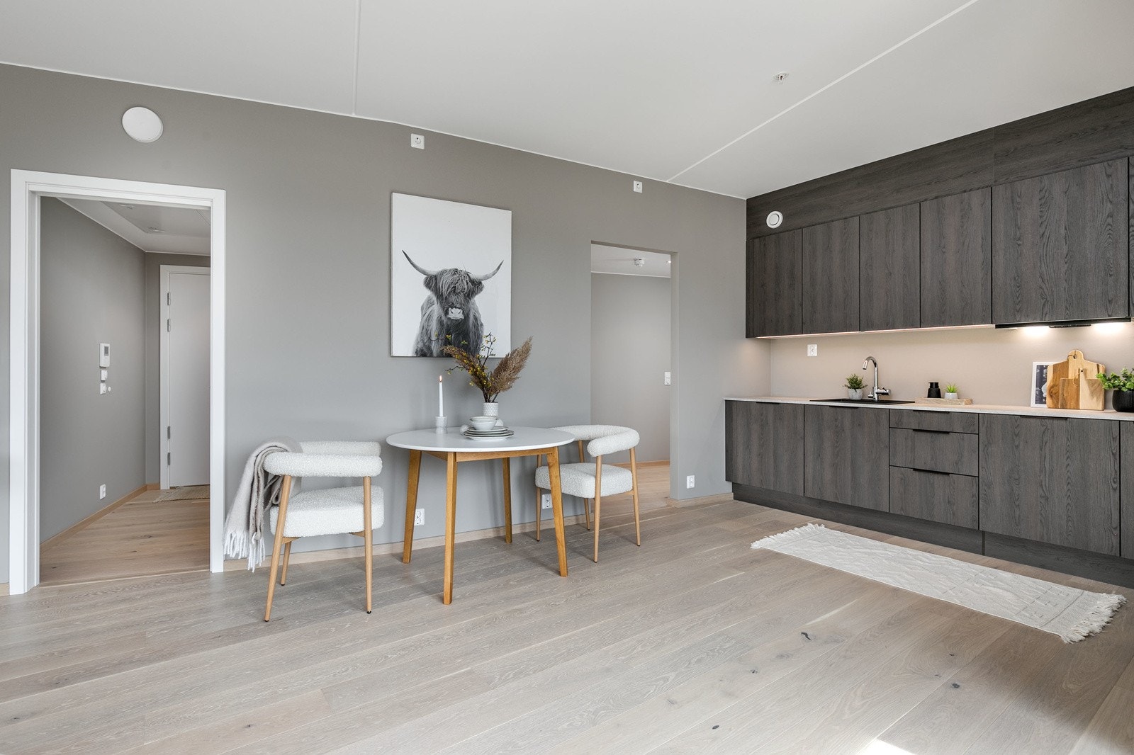 Fin avsatt plass til å innrede med et spisebord mellom stuen og kjøkkenet Galleribilde