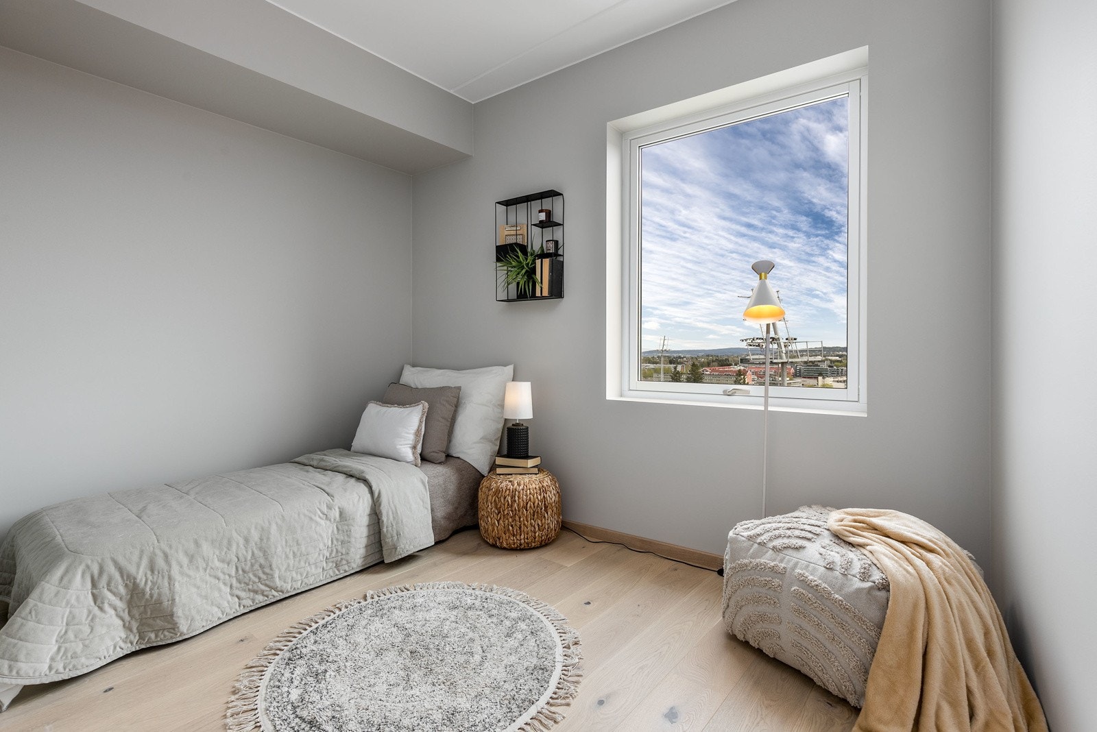 Pent soverom 2 med god plass til dobbeltseng. Galleribilde