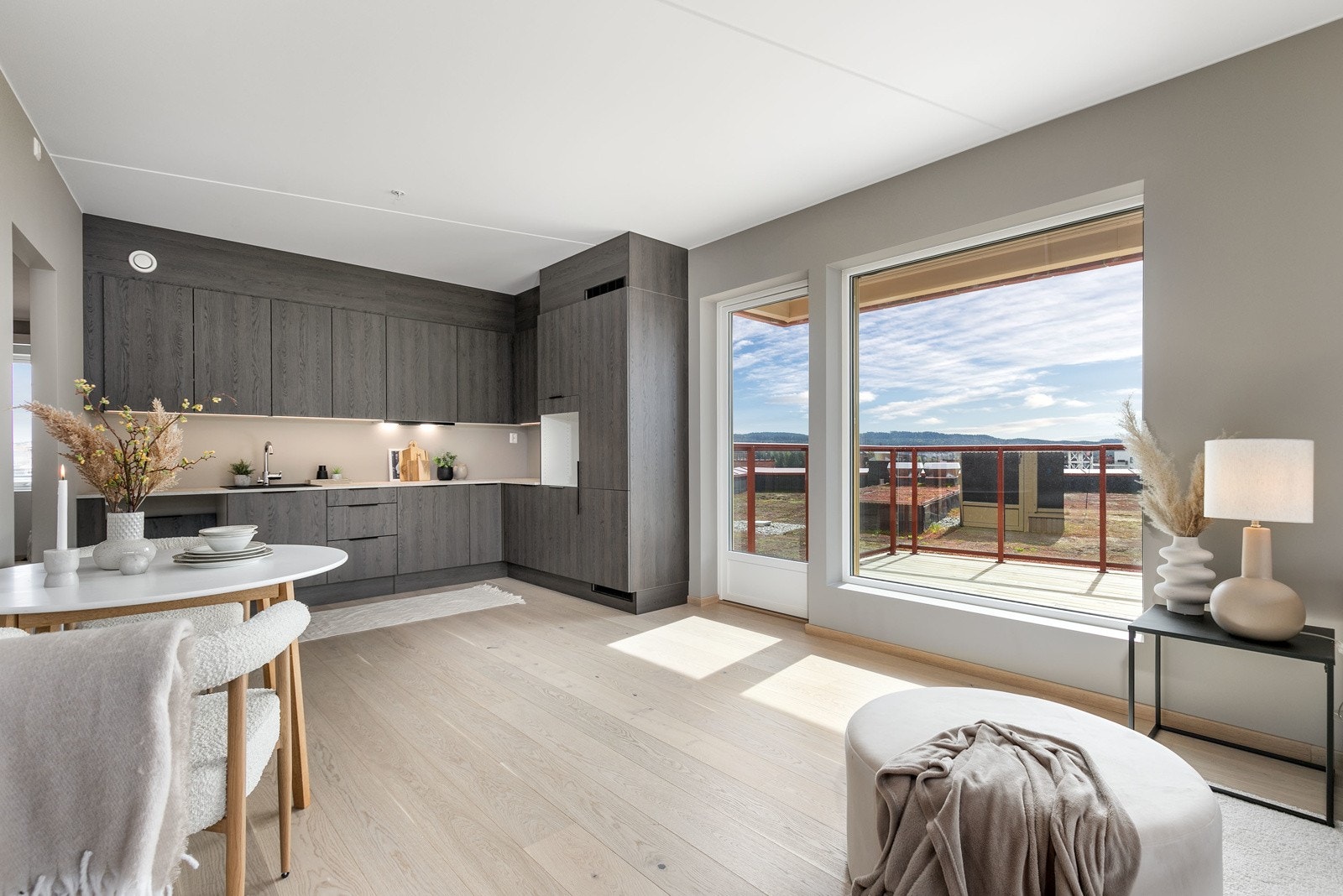 Lekkert kjøkken med avsatt plass til integrerte hvitevarer, fra HTH av type Mood. Galleribilde