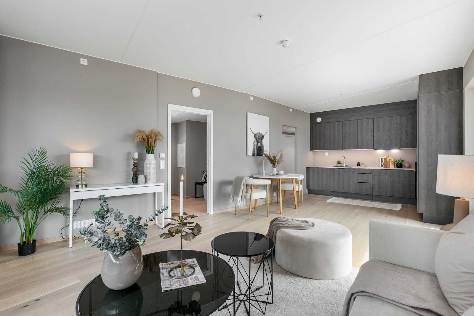 Gulvet er belagt med lys 1-stavs eikeparkett i alle oppholdsrom Galleribilde