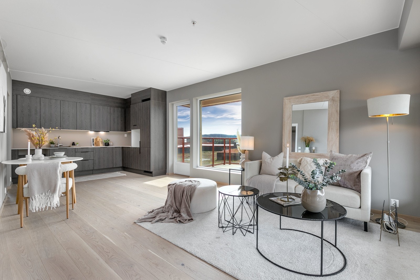 Velkommen til Idrettsgata 22, leilighet 901! Noppført og innbydende 3-roms topp og hjørneleilighet, med en meget god internbeliggenhet i bygget. Galleribilde