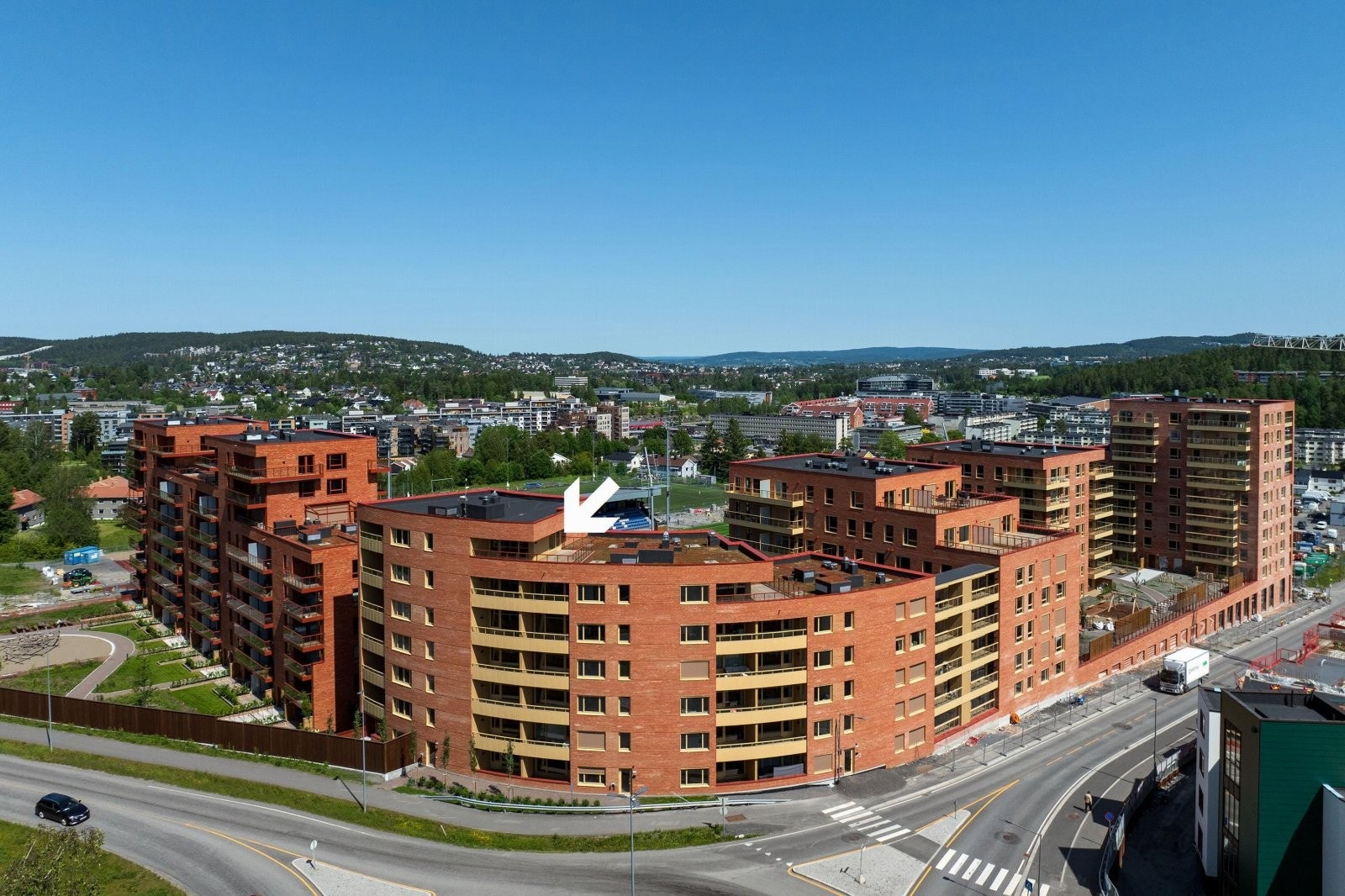 Hus 2 består av 45 flotte leiligheter, fordelt på etasjene 3-9. Leiligheten ligger fint til i byggets 9. etasje, som utgjør 7. etasje fra bakkeplan for prosjektet. Galleribilde