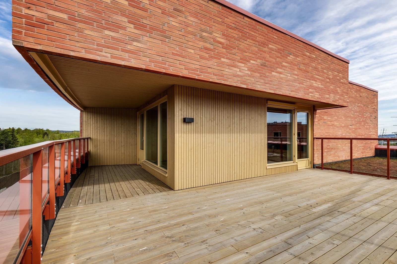 Leiligheten har en fantastisk privat takterrasse på hele 38 kvm! Her har man flott utsikt og nydelige solforhold hele dagen. God plass til utemøbler. Galleribilde