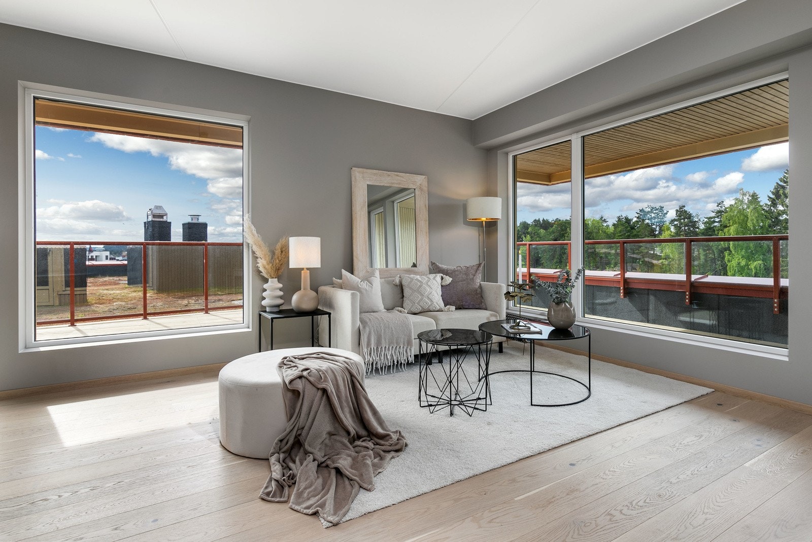 Åpen og innbydende 3-roms selveier toppleilighet med fantastisk internbeliggenhet i byggets 9. etasje, tilsvarende 7. etasje fra bakkeplan. Galleribilde