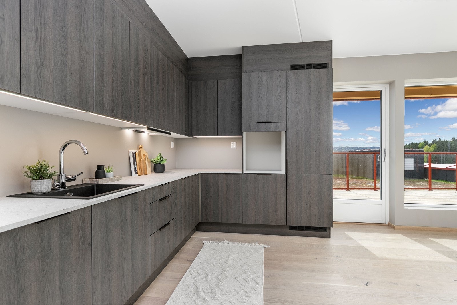 Moderne nedfelt sort komposittvask. 1-greps kjøkkenbatteri med høy tut, type Tapwell EVO184, i krom overflate Galleribilde