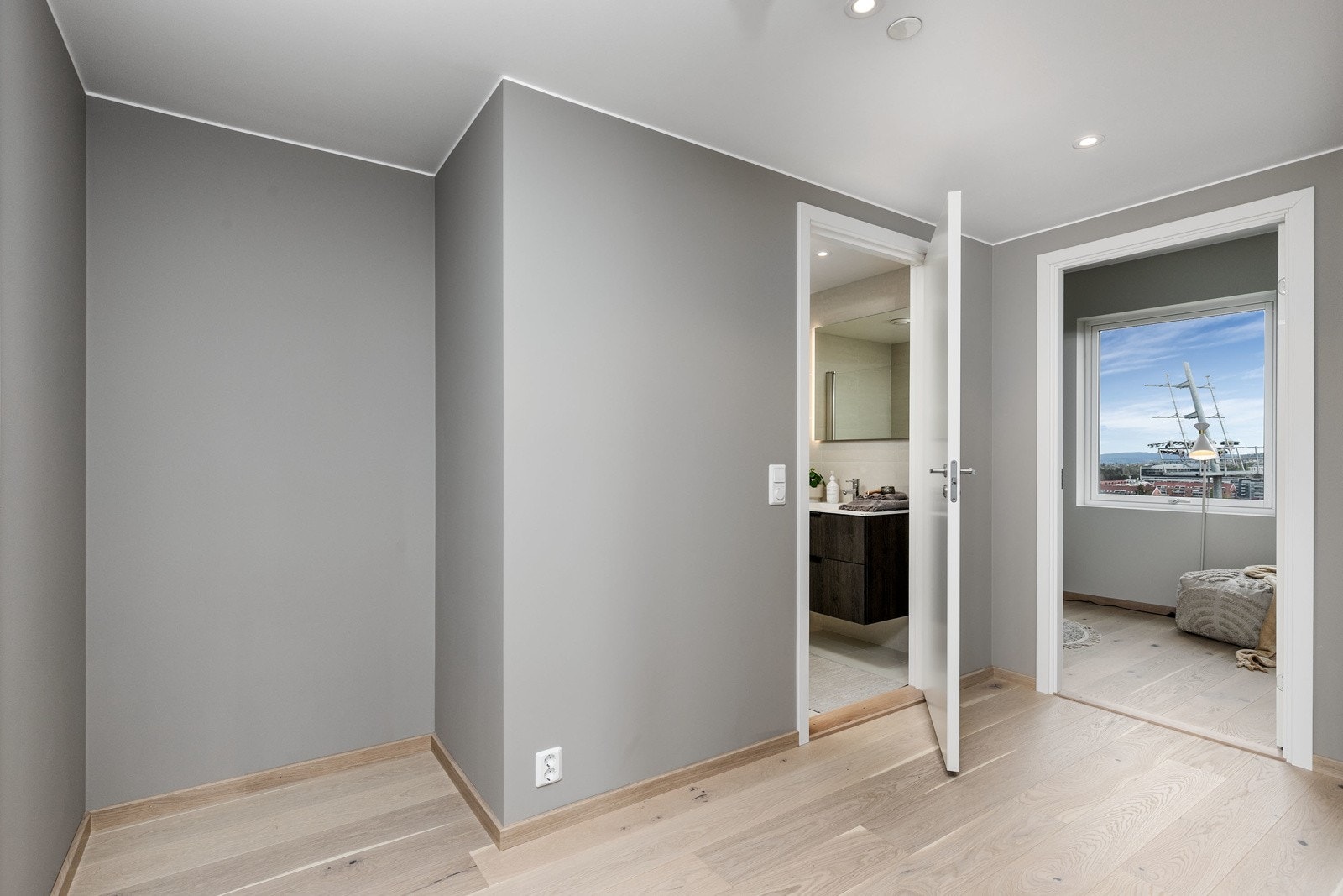 Gang og inngang til bad Galleribilde