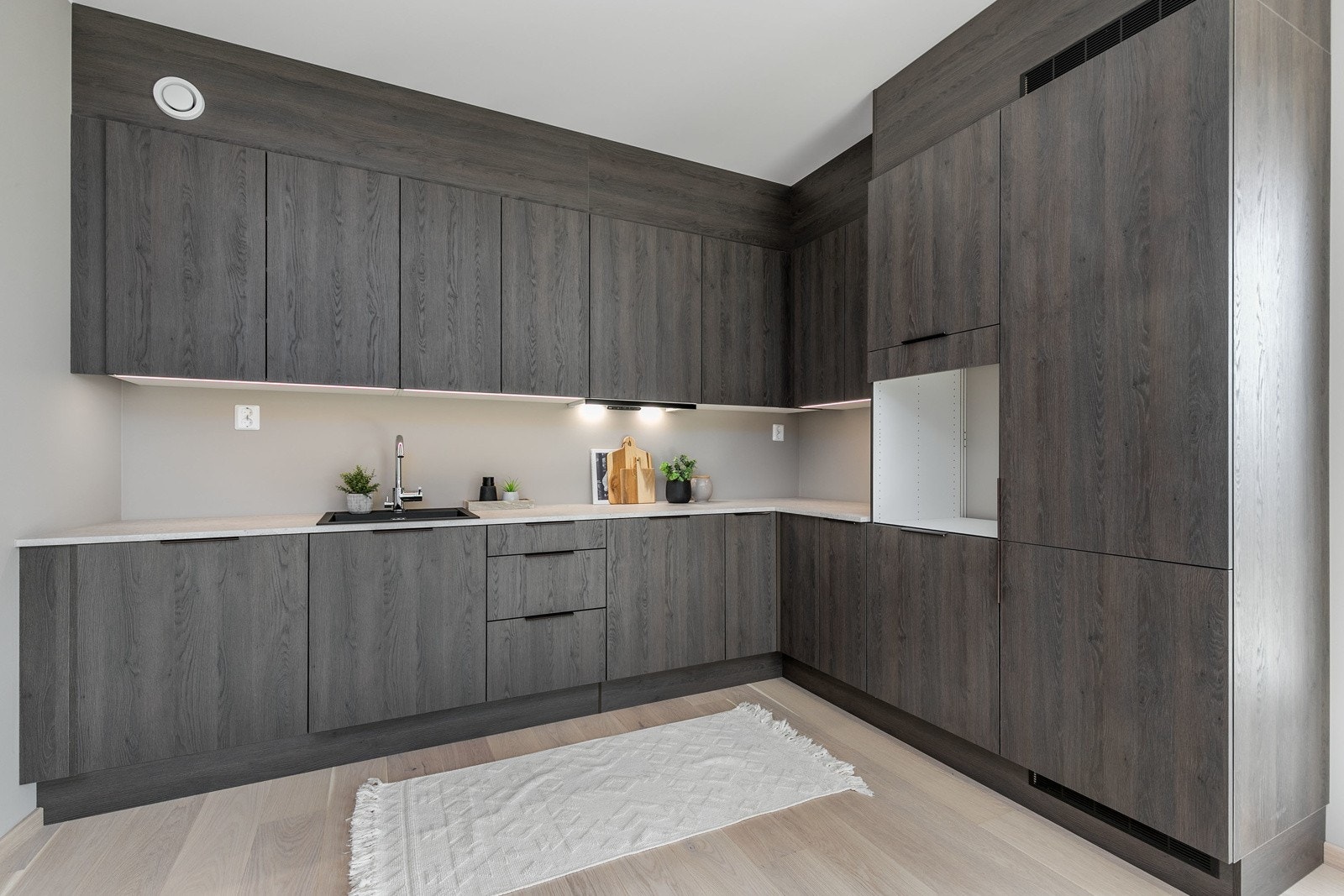 Lekkert kjøkken med avsatt plass til integrerte hvitevarer, fra HTH av type Mood. Galleribilde