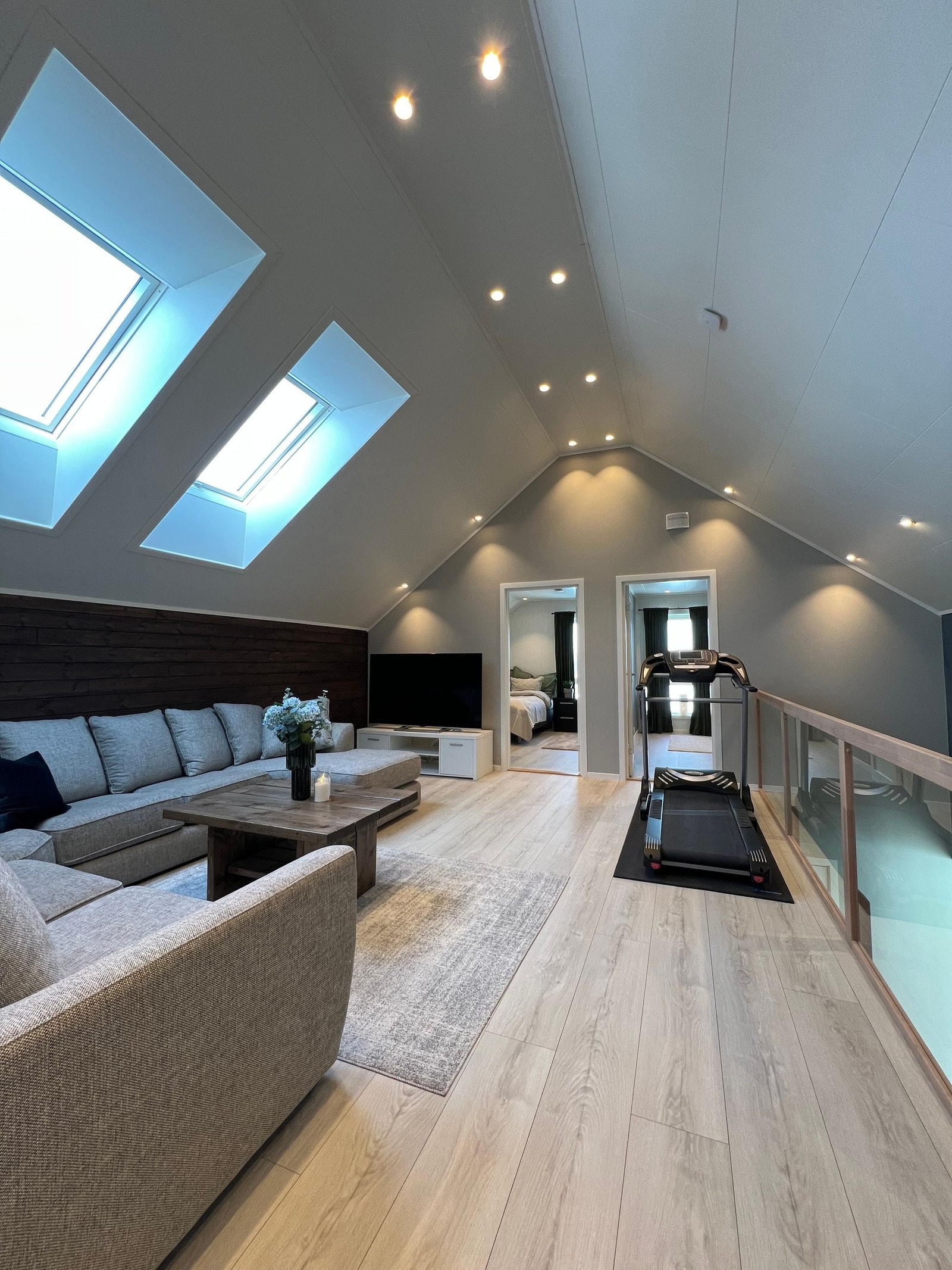 Oppholdsrom andre etasje. Takvinduer gir naturlig belysning og kan åpnes på varme sommerdager. Galleribilde