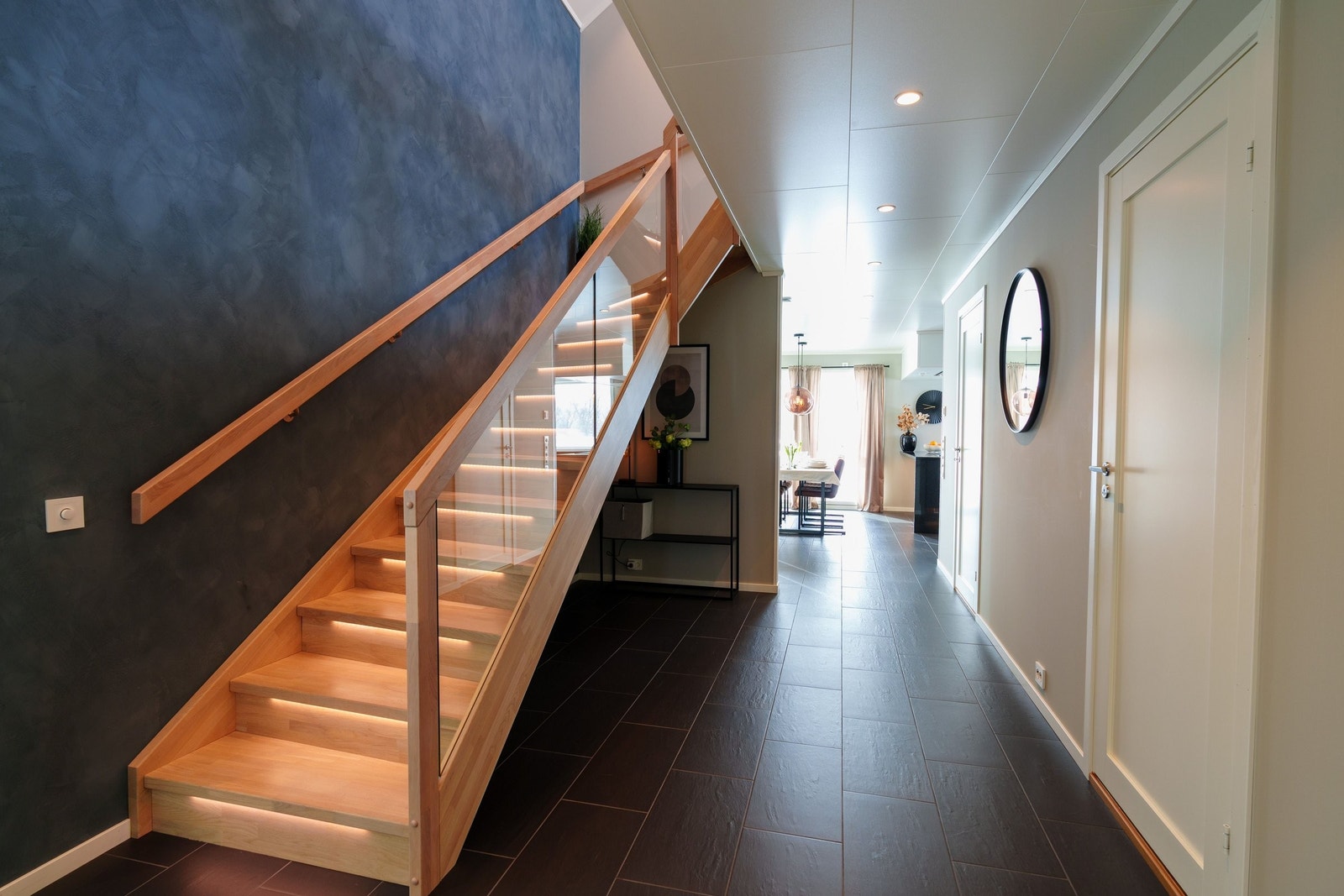 Eiketrapp fra Stryntrappa med innfelt belysning Galleribilde