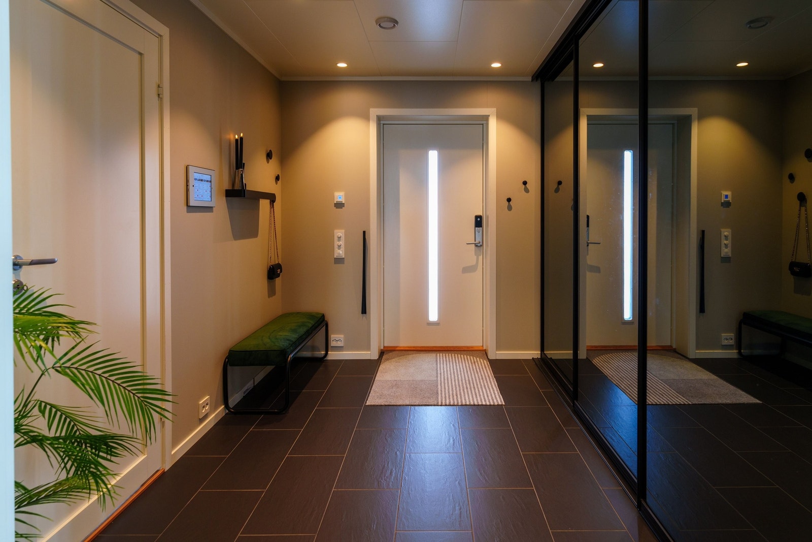 Entre med skyvedørsgarderobe og oppbvaringsløsninger fra ELFA Galleribilde