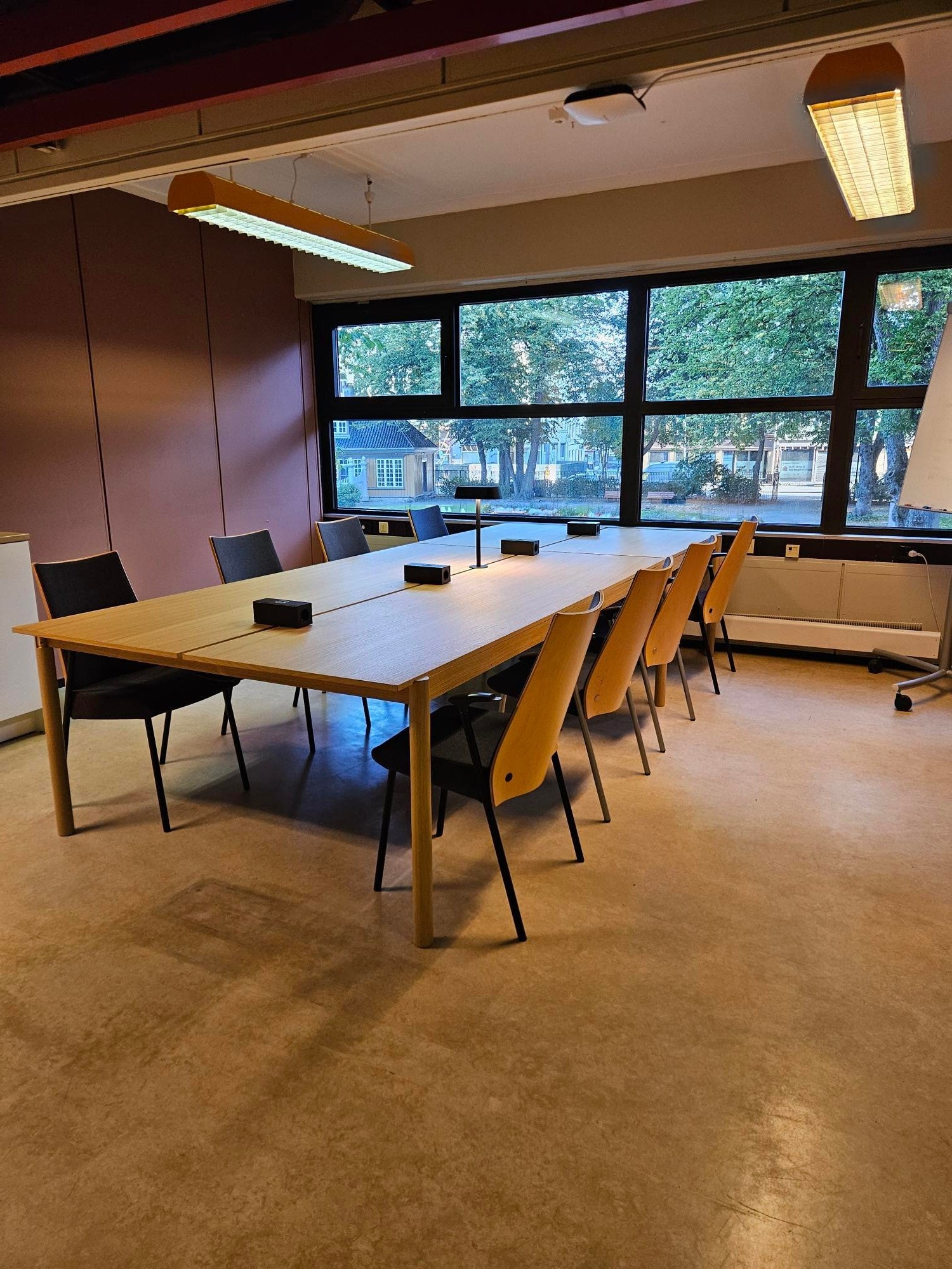 Møtebord i fellesareal / Sosialsone Galleribilde