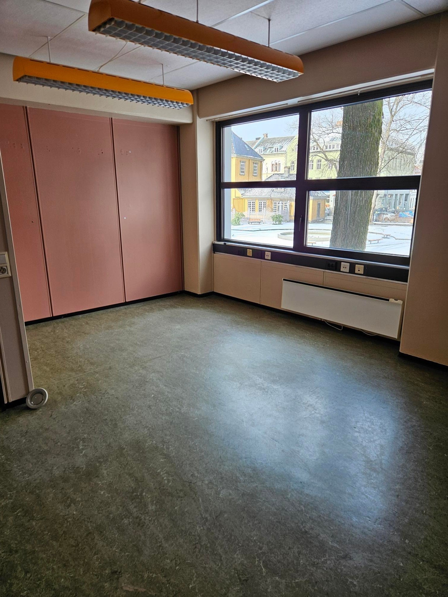 Kontor ca 16 kvm - 2. etg.
UTLEID ! Galleribilde