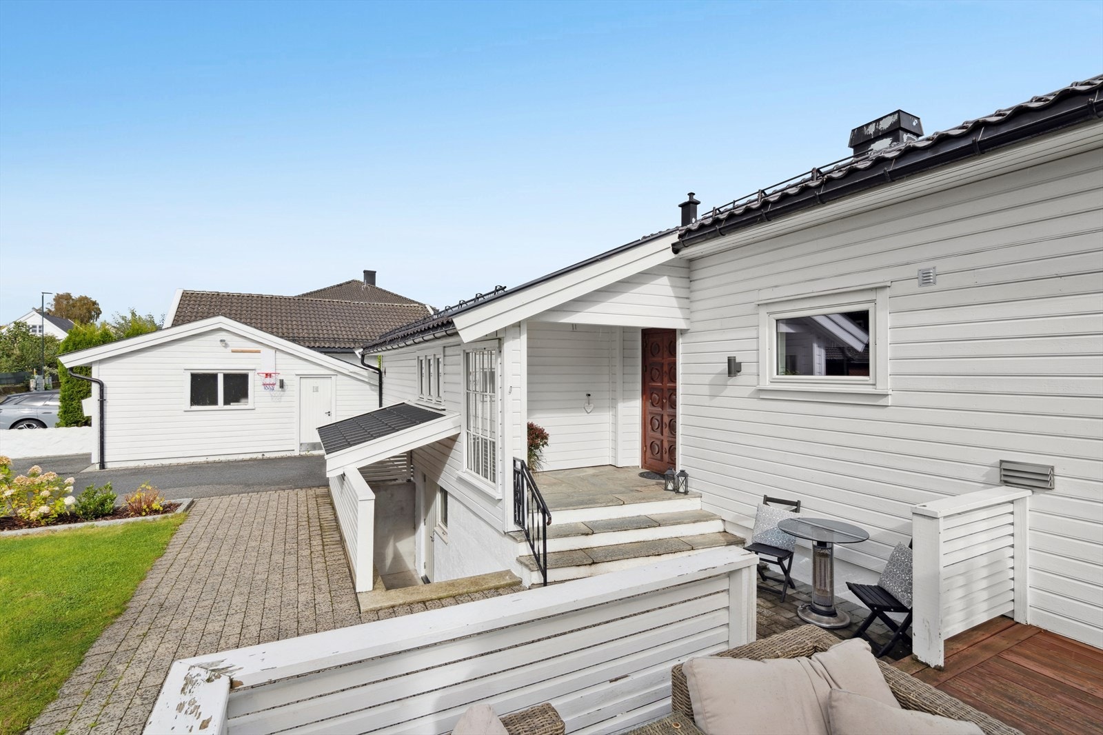 Eiendommen har en relativ flat tomt på 593,5 kvm. Galleribilde