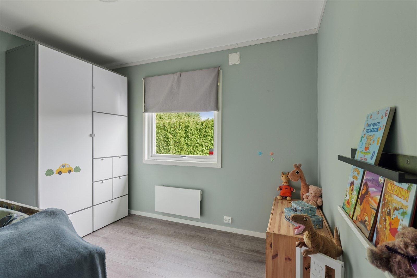 Soverom 2 har medfølgende garderobeskap for oppbevaring. Galleribilde