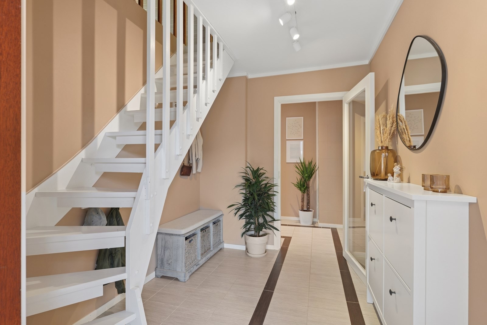 Man ønskes velkommen i en lys og åpen entré. Galleribilde