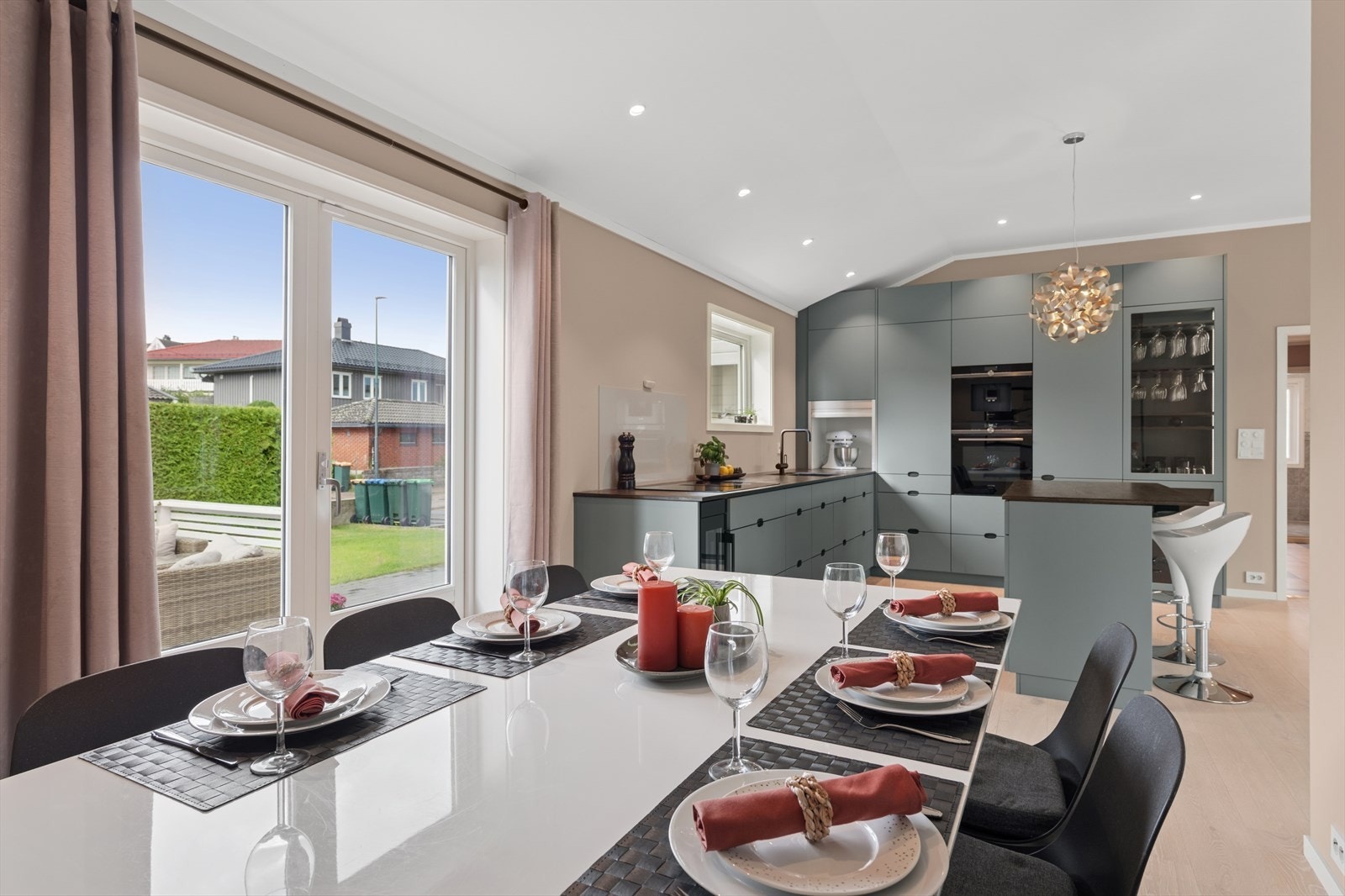 Her er det enkelt å ha kontakt med familie og gjester når man lager mat. Galleribilde