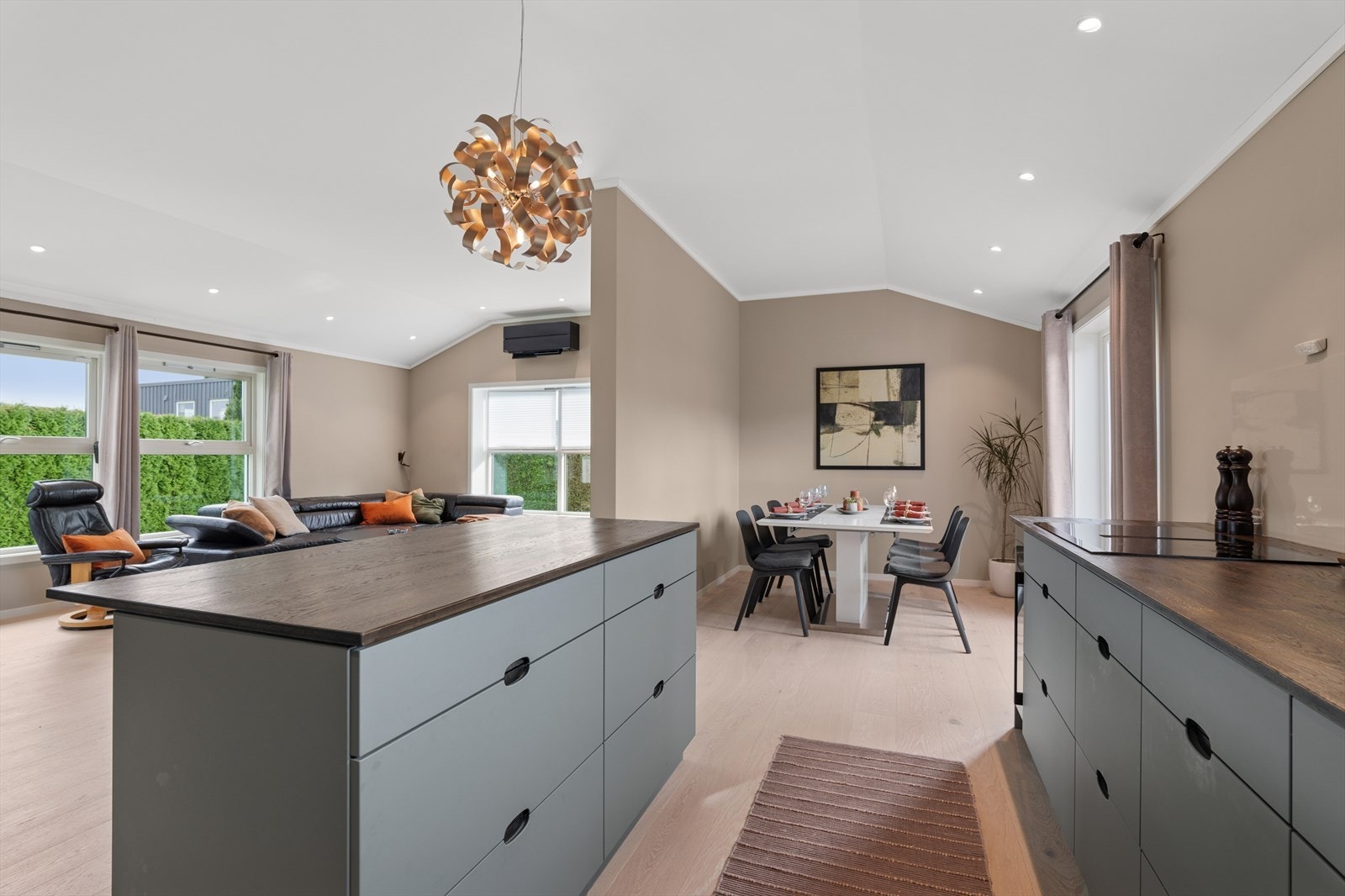 Det er induksjonstopp, vinskap, kaffemaskin, stekeovn, vannstoppsystem og komfyrvakt i innredningen. Galleribilde