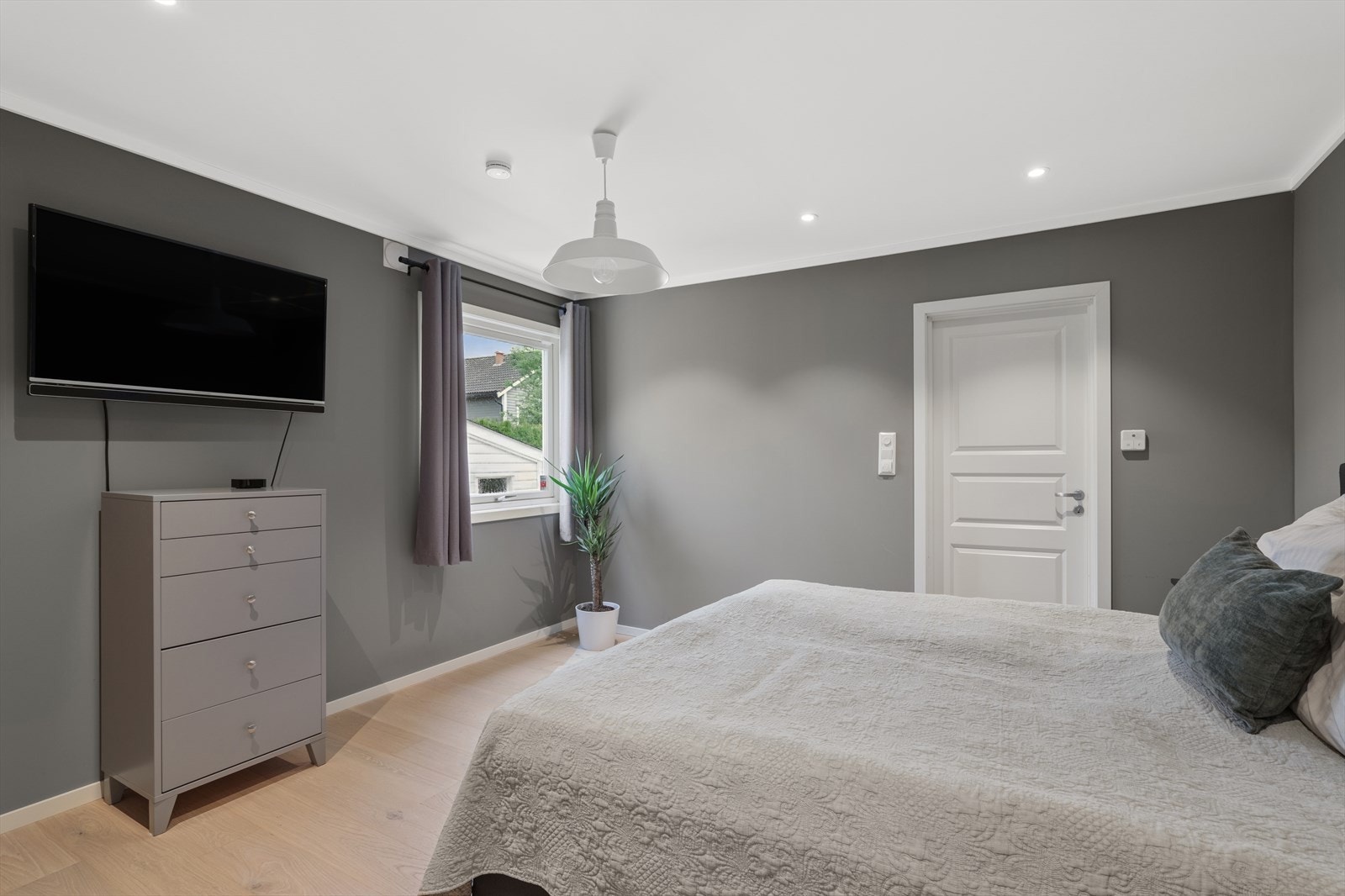 Boligen har tre gode soverom med plass til stor seng. Galleribilde