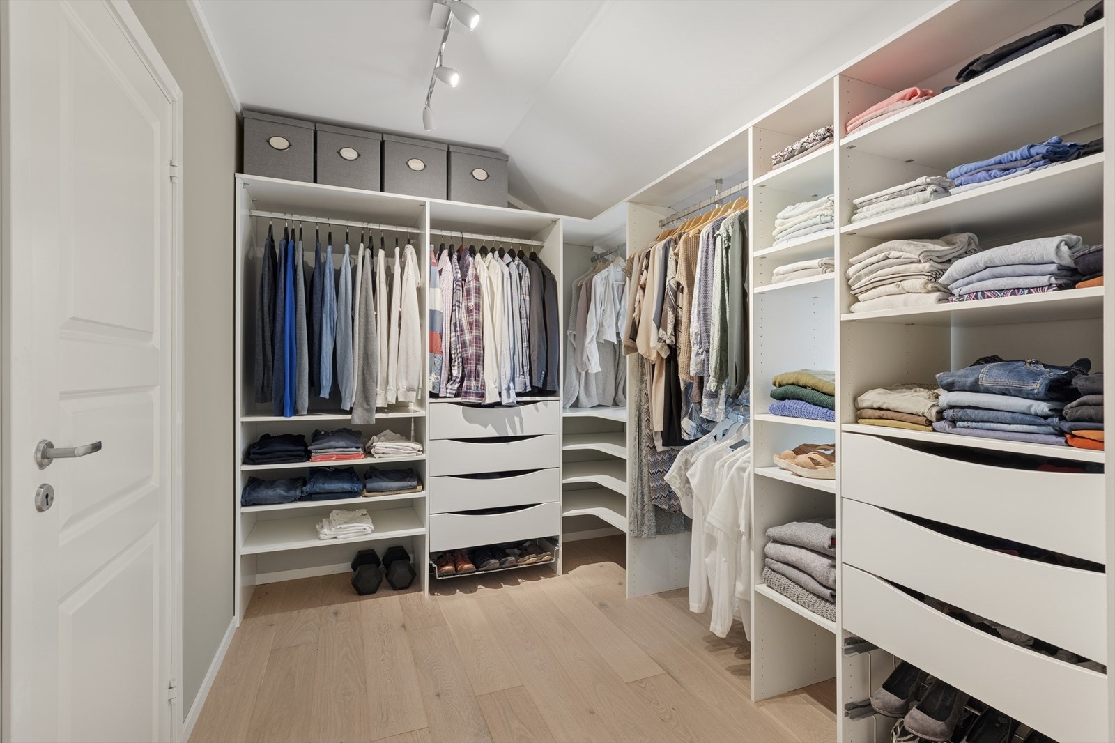 Fra hovedsoverommet er det direkte adkomst til garderoberommet (bod). Galleribilde