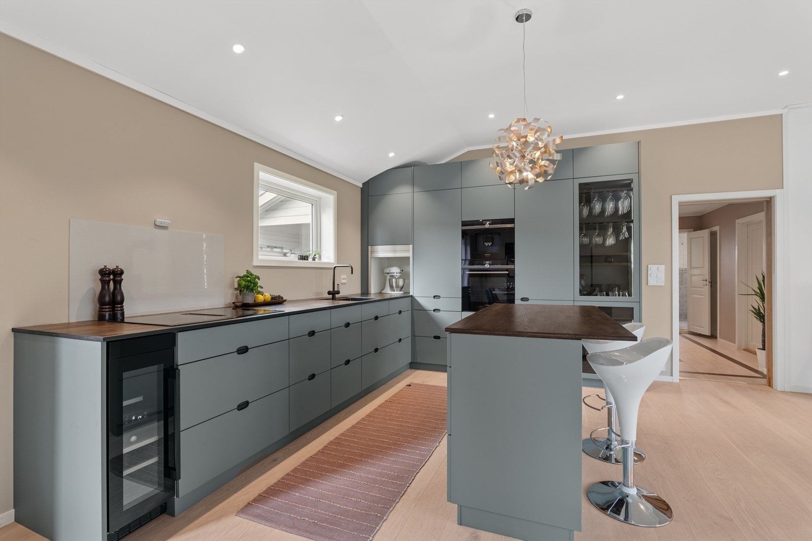 Kjøkkenet har en kjøkkenøy og praktisk barløsning. Galleribilde