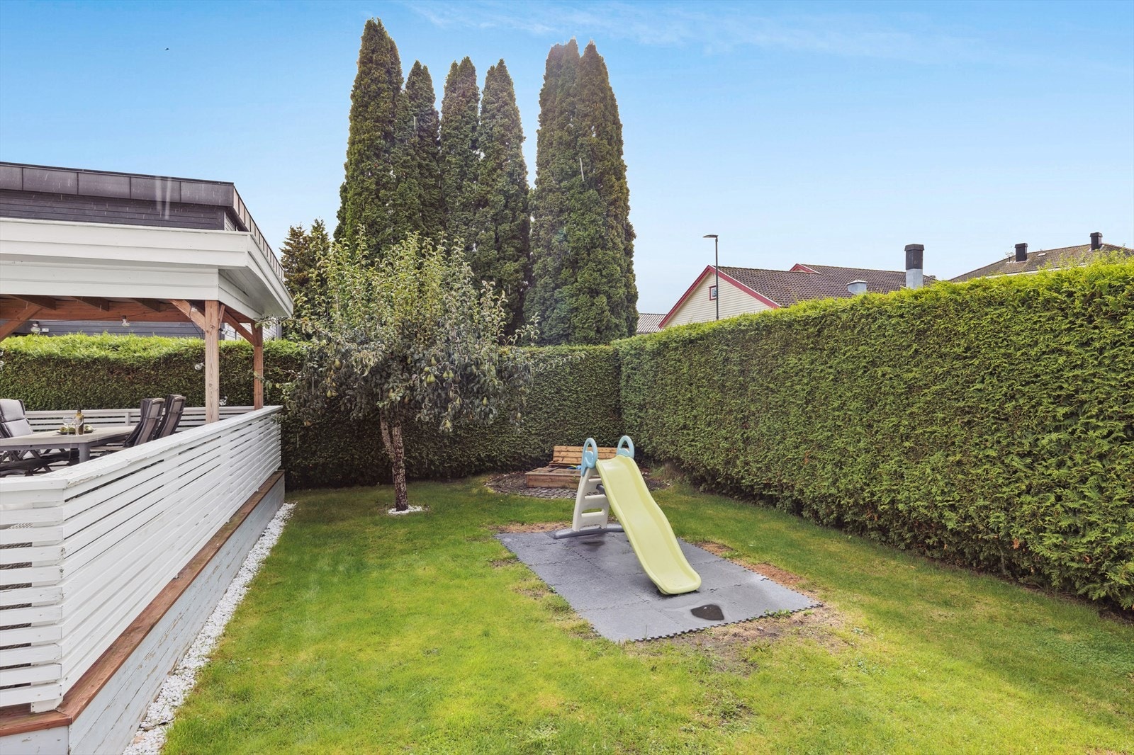 Rundt huset har boligen også en fin hage som er skjermet med hekk. Galleribilde