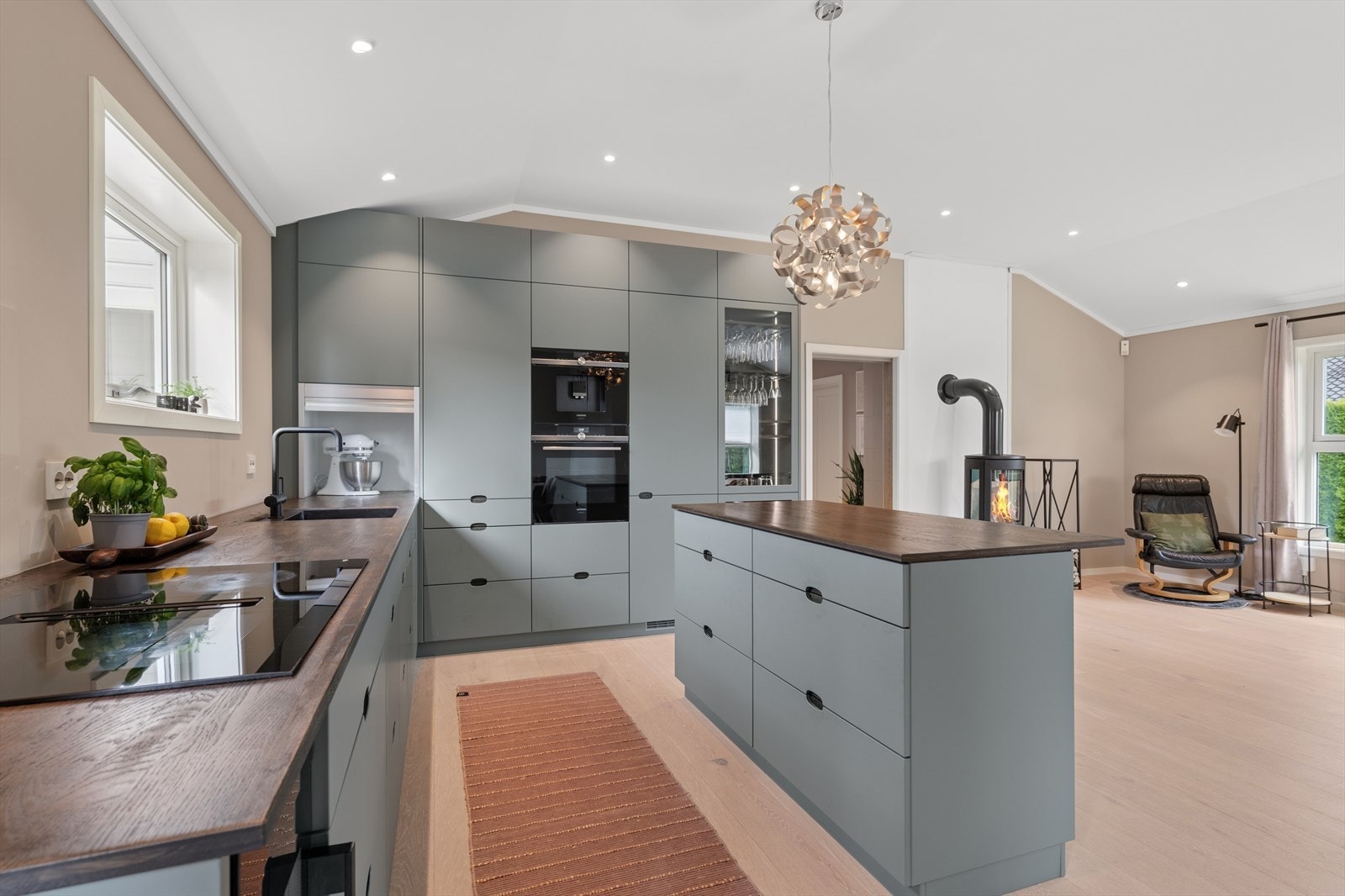 Kjøkkenets innredning er velutnyttet og har glatte fronter, benkeplate av heltre og nedfelt oppvaskkum. Galleribilde