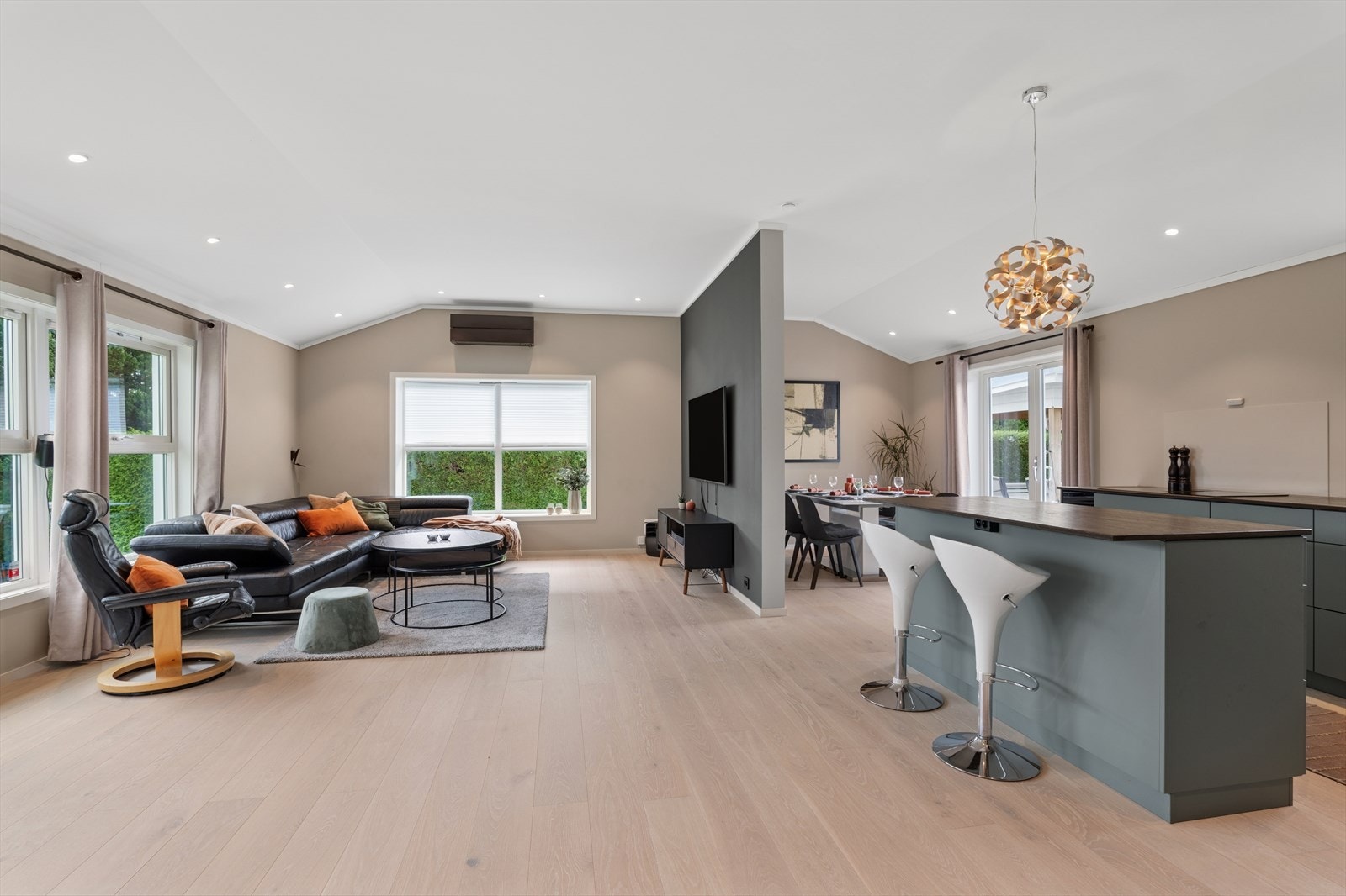 Boligen har en stor og innbydende stue/spisestue. som er pusset pent opp i 2022. Himlingshøyde på ca 2,8 m gir en god og luftig romfølelse. Galleribilde