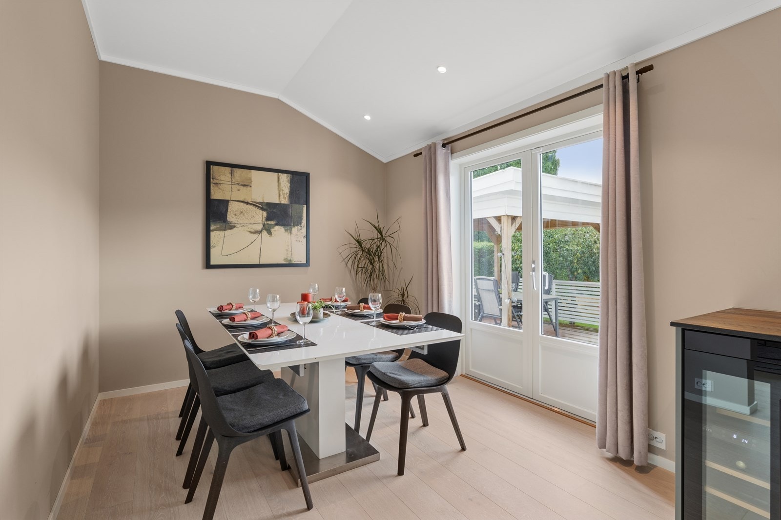 I åpen løsning mot kjøkkenet ligger spisestuen med plass til stort bord. Galleribilde