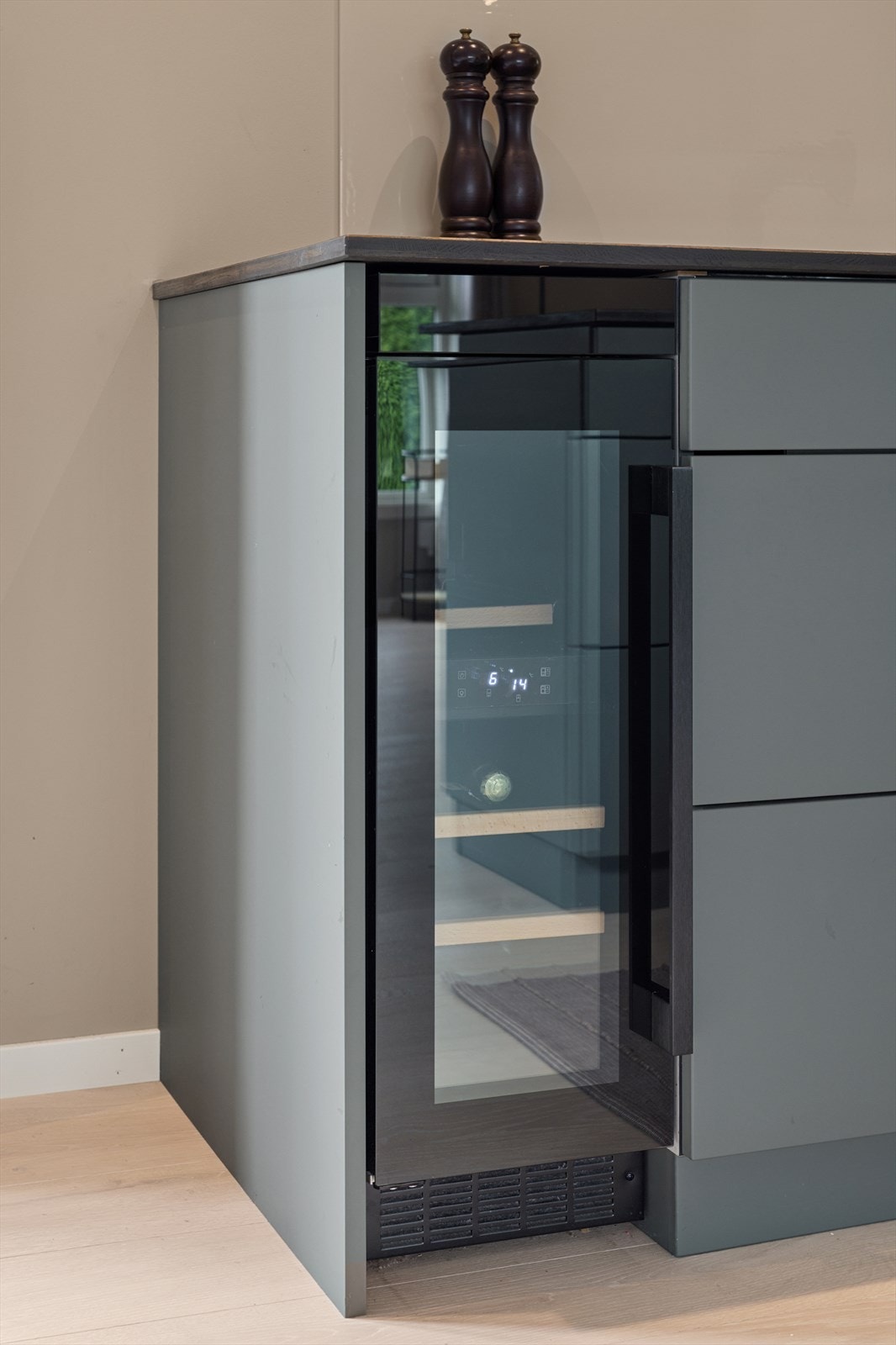 Integrert vinskap i innredningen. Galleribilde