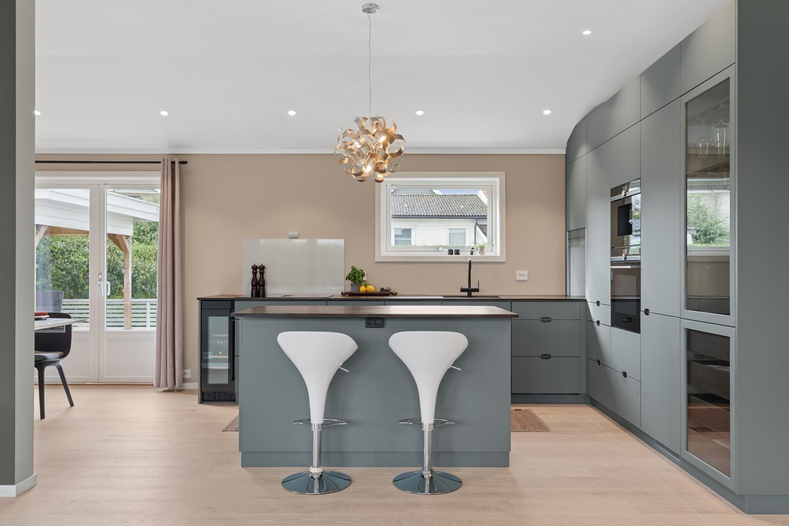 Åpent og sosialt kjøkken fra 2022. Galleribilde