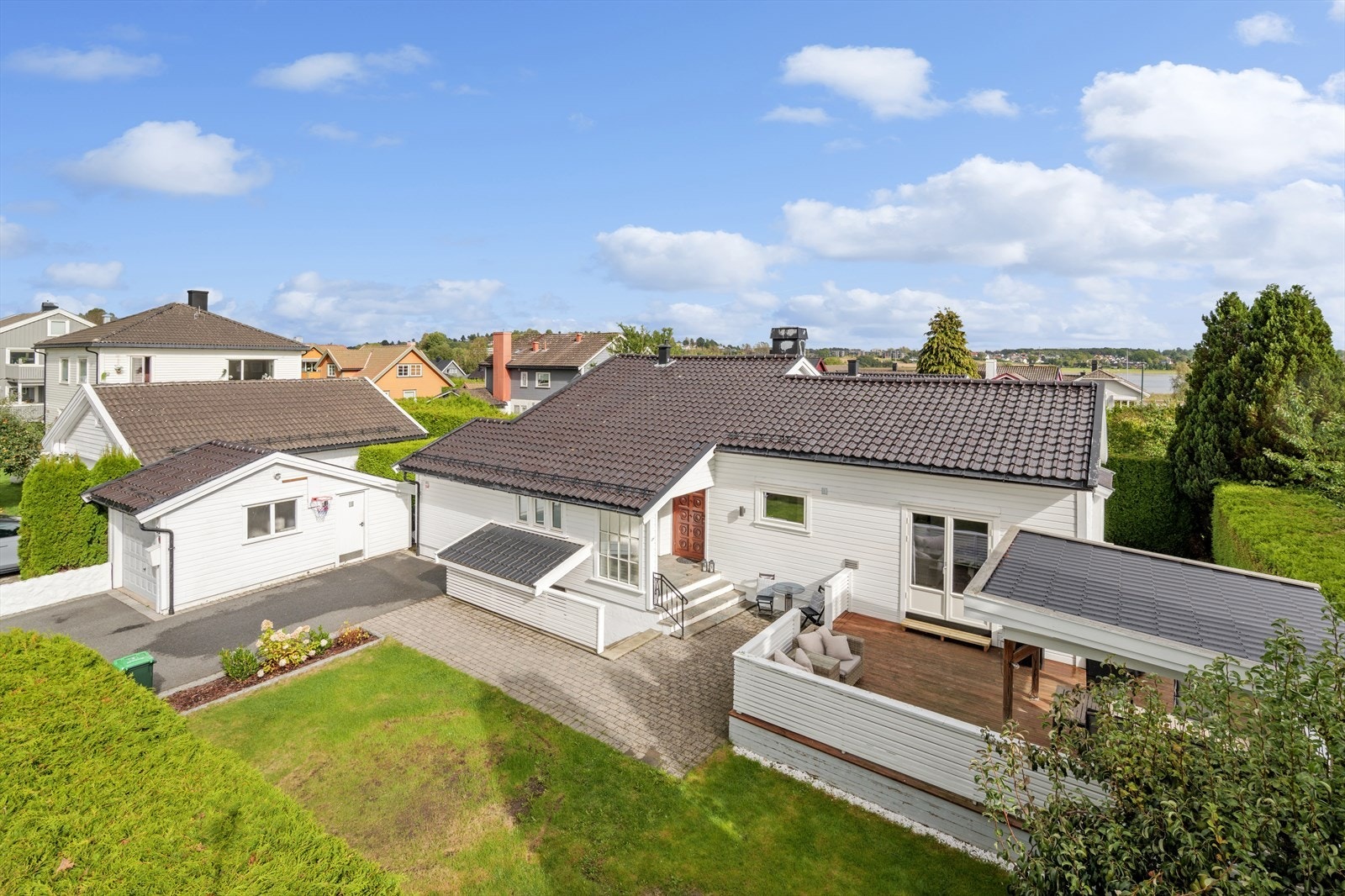 Tjøllinggaten 24 er en innholdsrik enebolig med "alt" hva gjelder beliggenhet, sjarme og god standard. Galleribilde