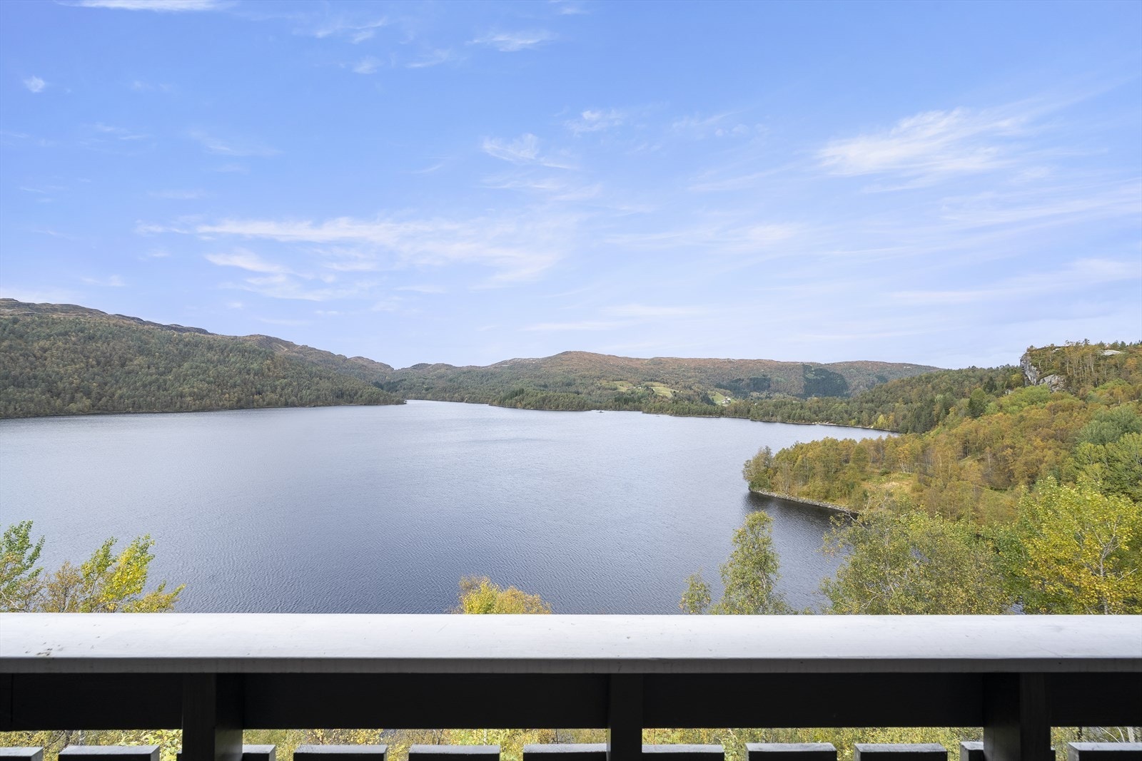 Nydelig utsikt over vatnet Galleribilde