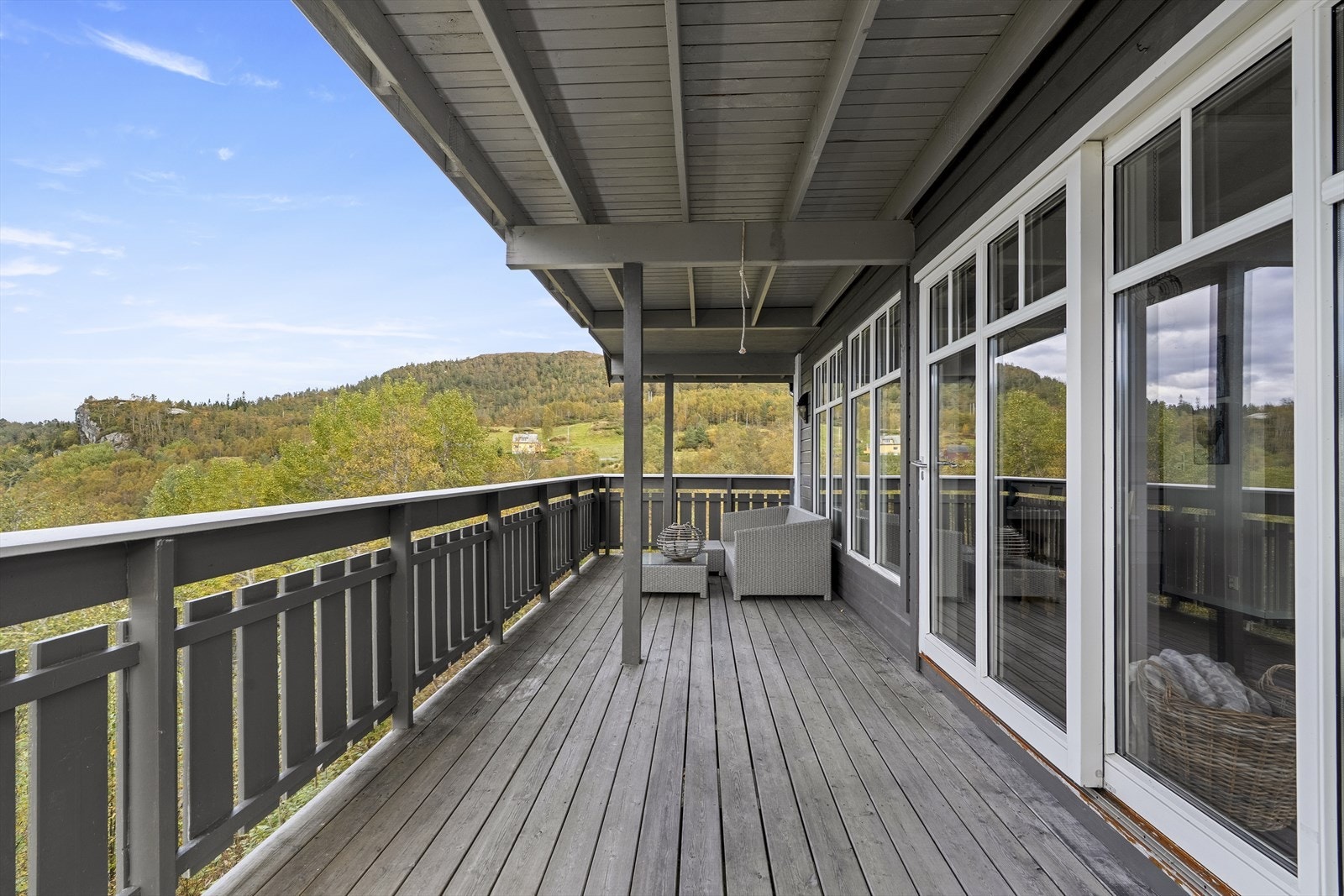 Veranda framfor hytta er også av god størrelse og har takoverbygg Galleribilde