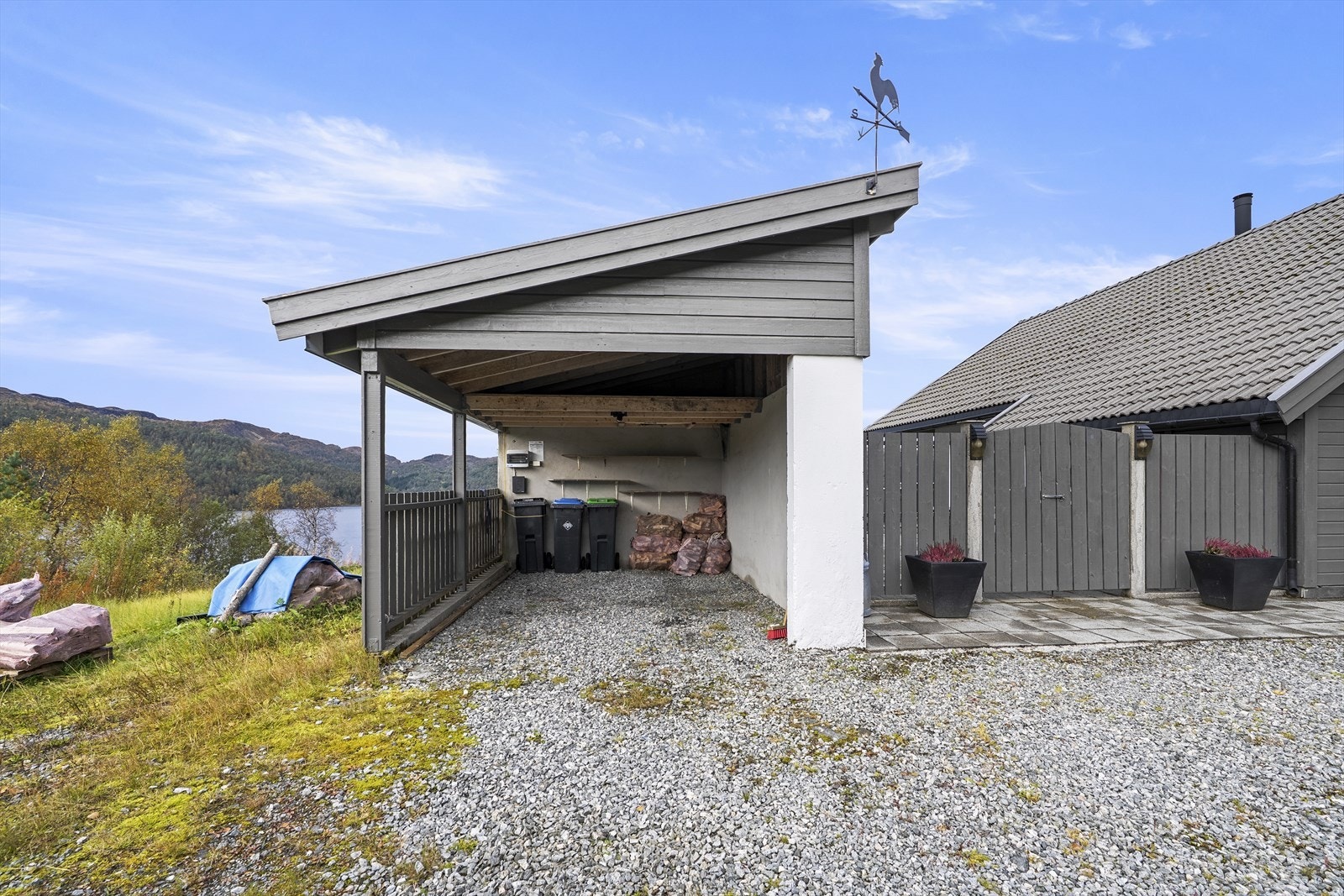 Carporten har montert elbil-lader Galleribilde