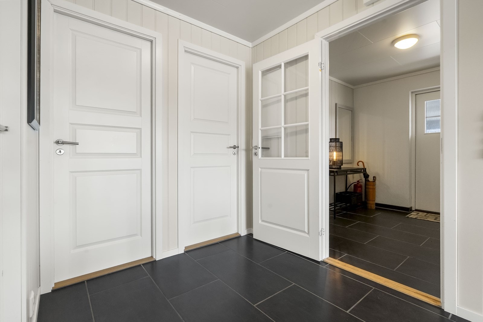 Mellomgang - her er adkomst til soveromma og bad på hovedplan Galleribilde