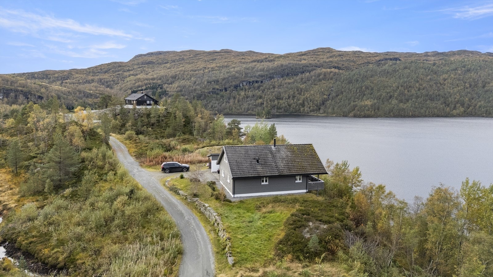 Eigedommen ligg fint til i på kanten i feltet Galleribilde