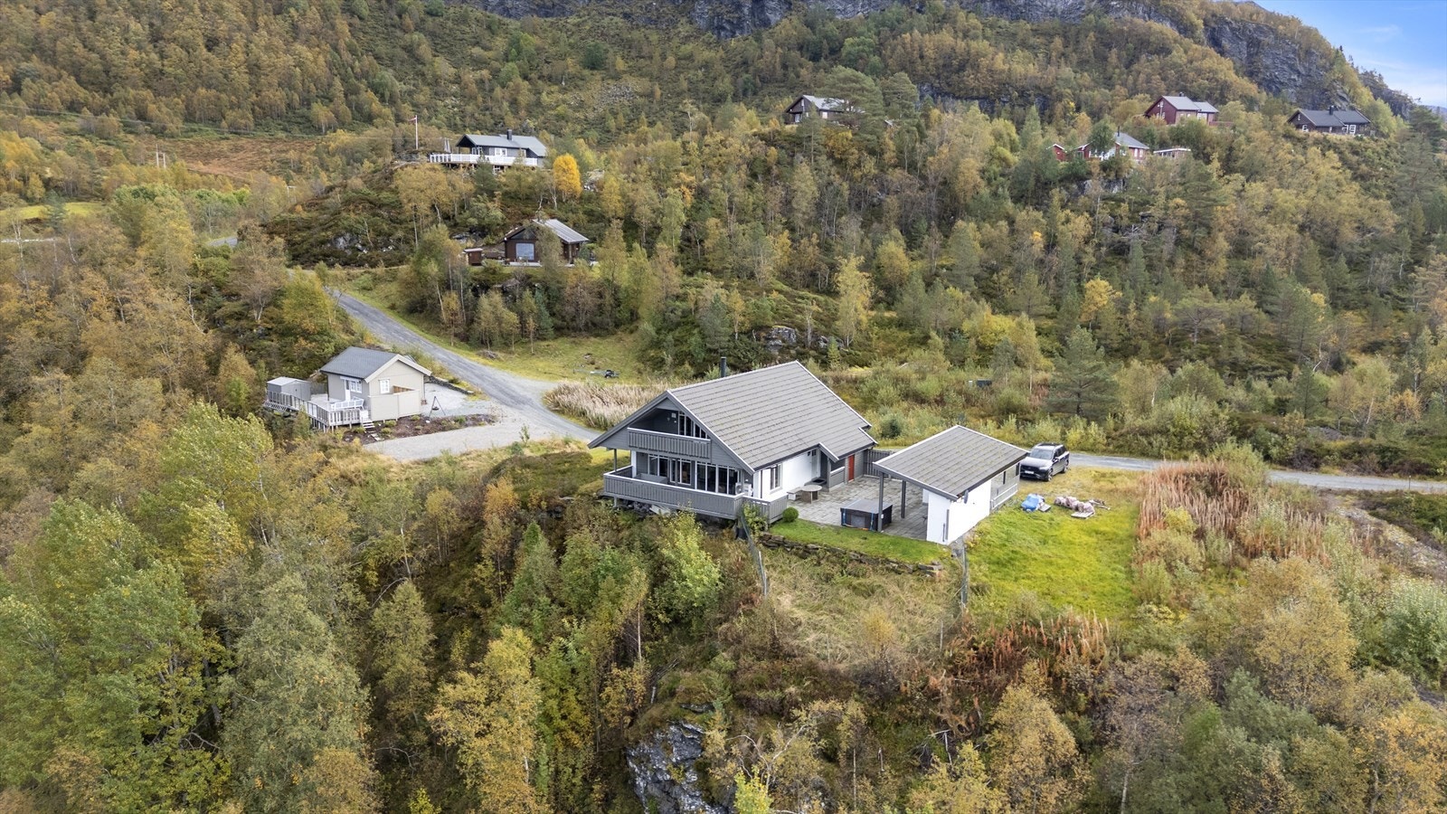 Eigedommen ligg fint til i etablert hyttefelt i Hyllestad Galleribilde