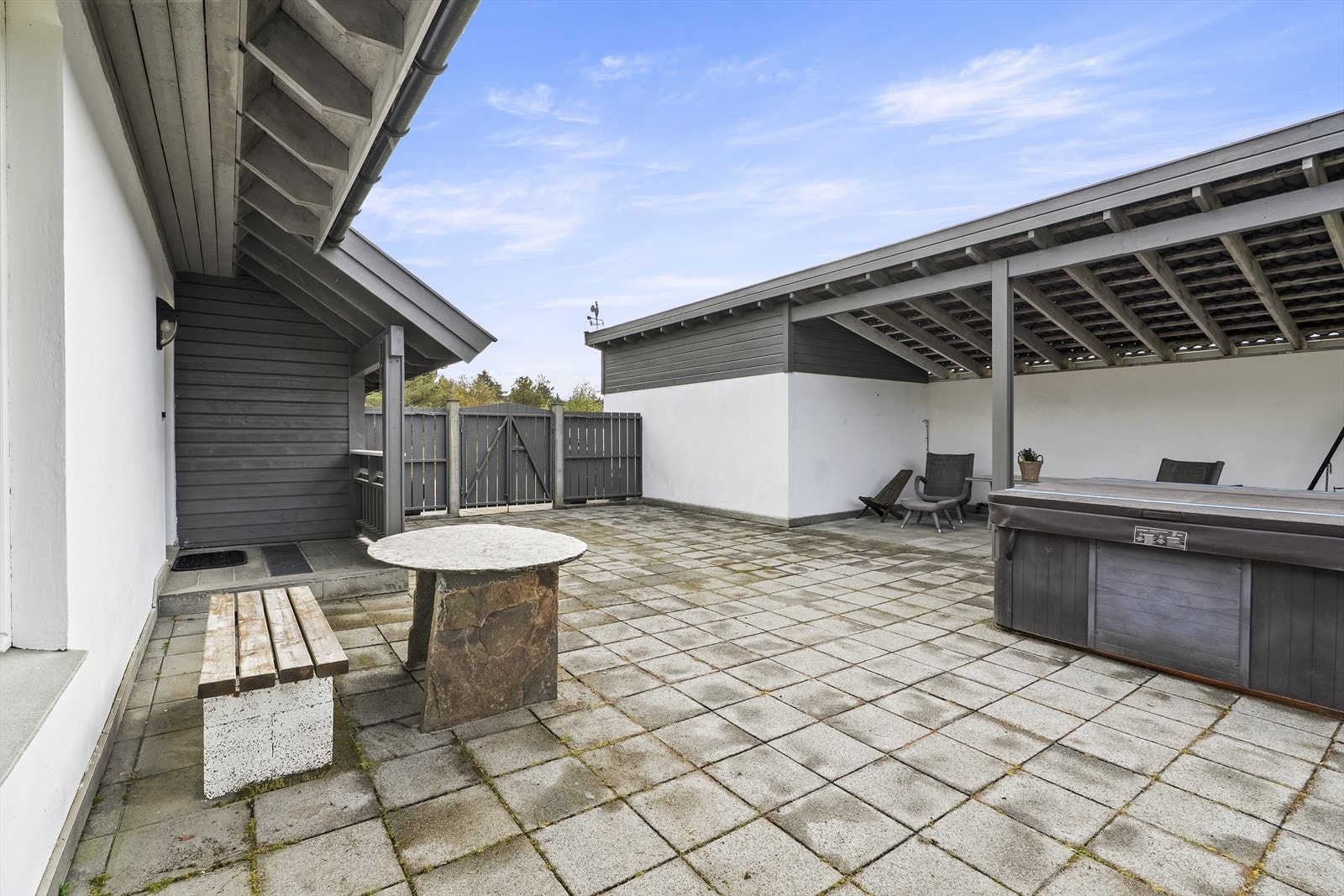 Fint opparbeida uteplass - her sit ein skjerma frå innsyn Galleribilde