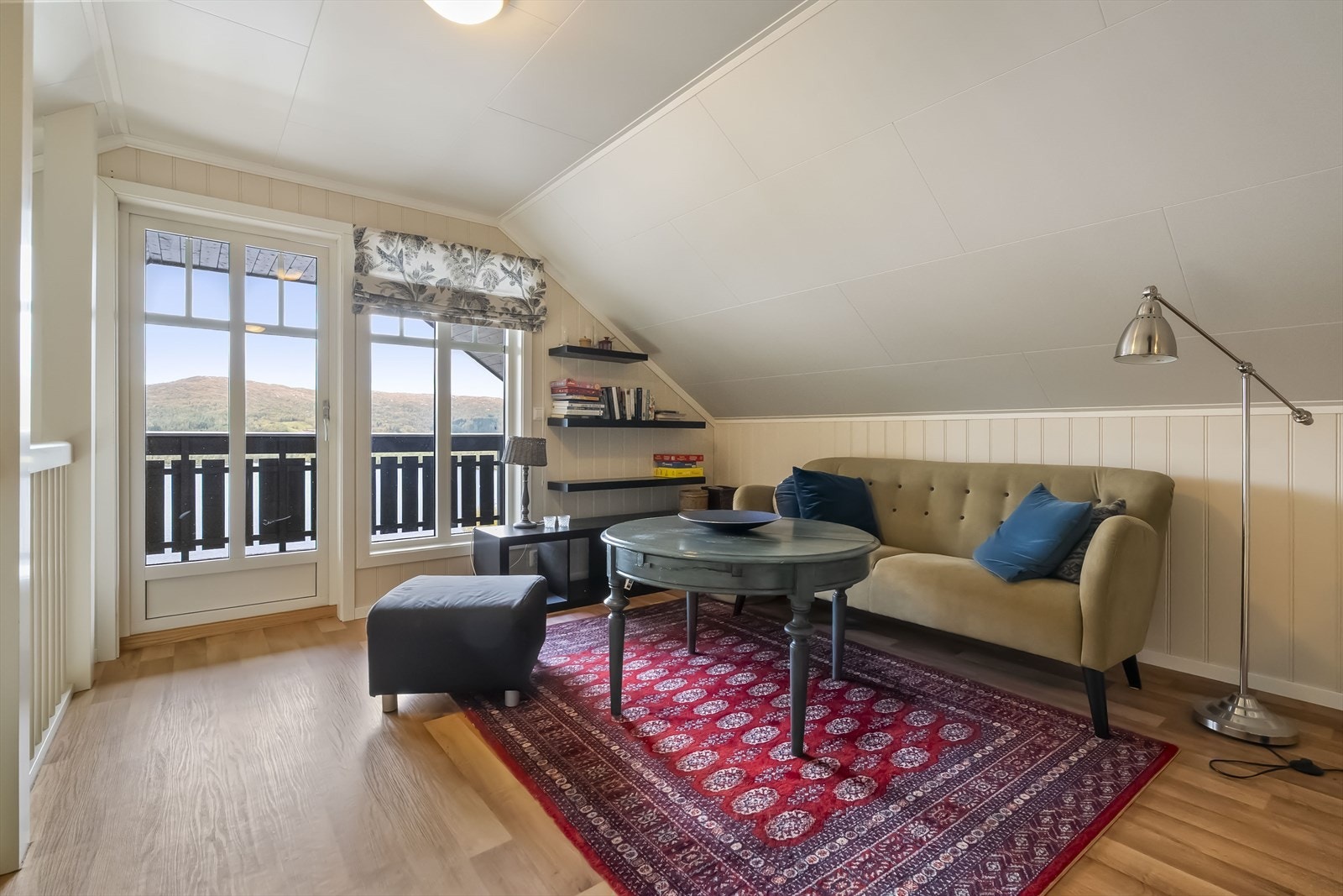 Loftsstove med adkomst ut på balkong Galleribilde