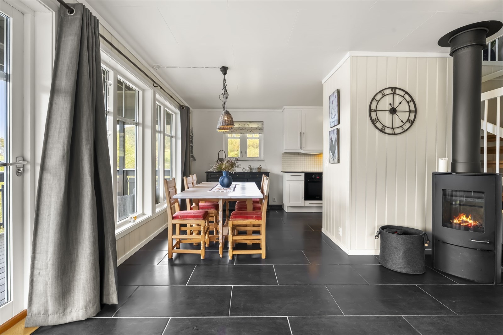 Kjøkkenet ligg i tilknytning til stova Galleribilde