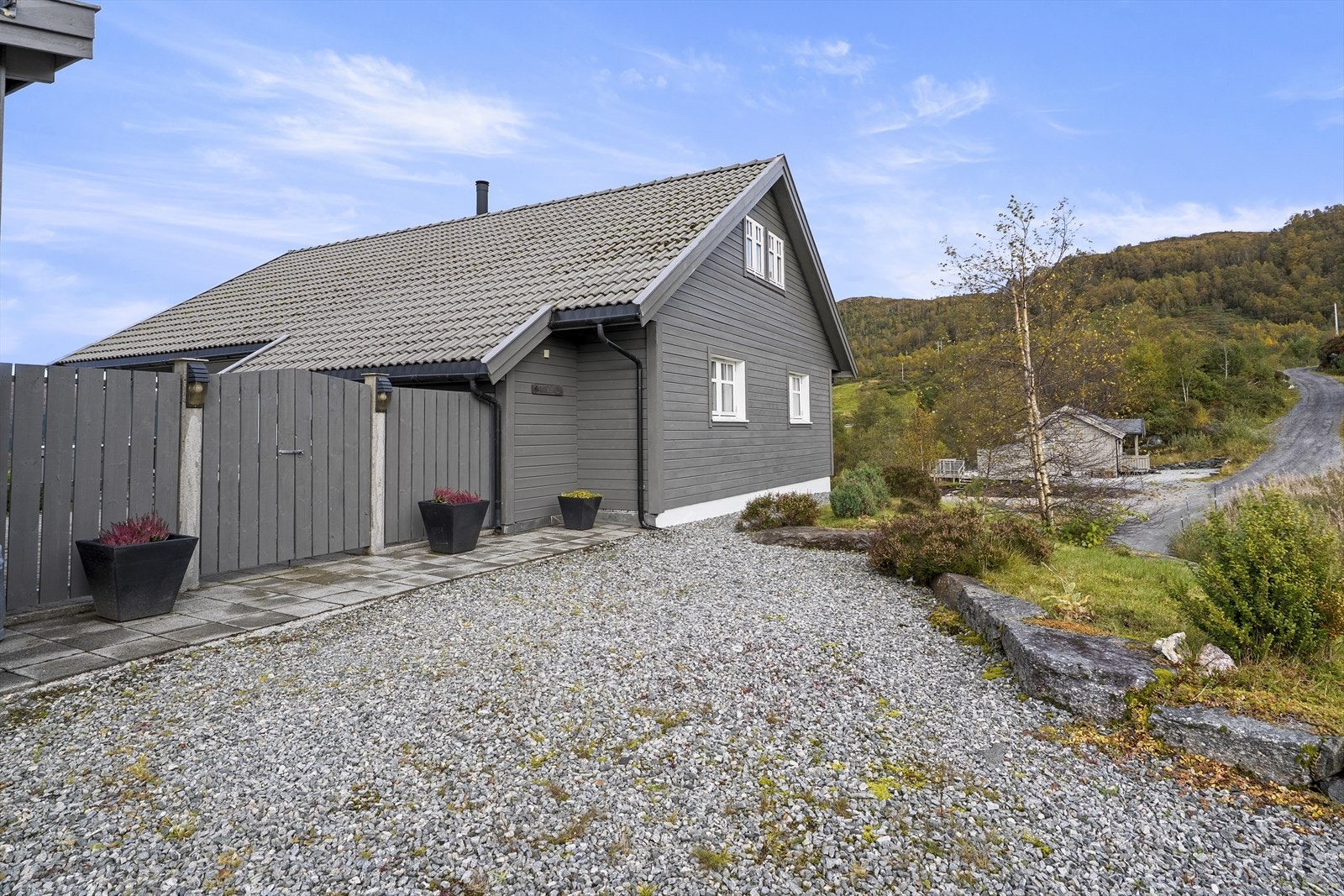 Gruslagt parkeringsareal og gangveg opp til hytta Galleribilde