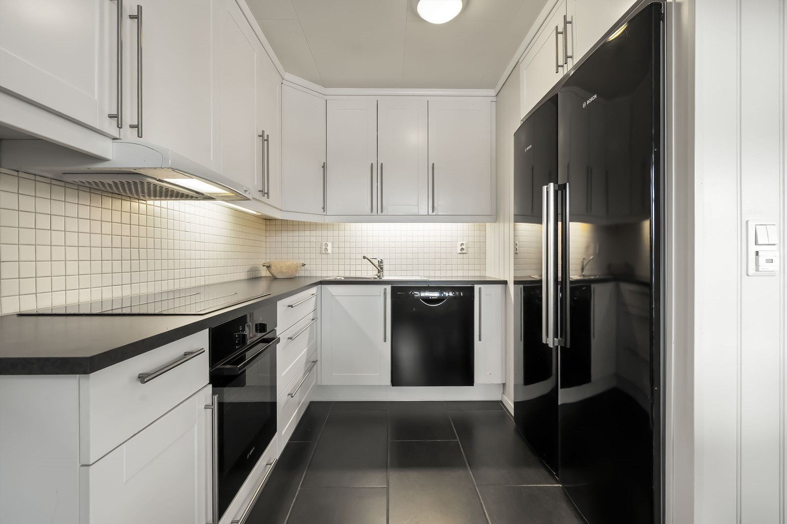 Kjøkkenet er av god størrelse med mykje skap-plass, kvitevarer fra Bosch følg med handelen Galleribilde