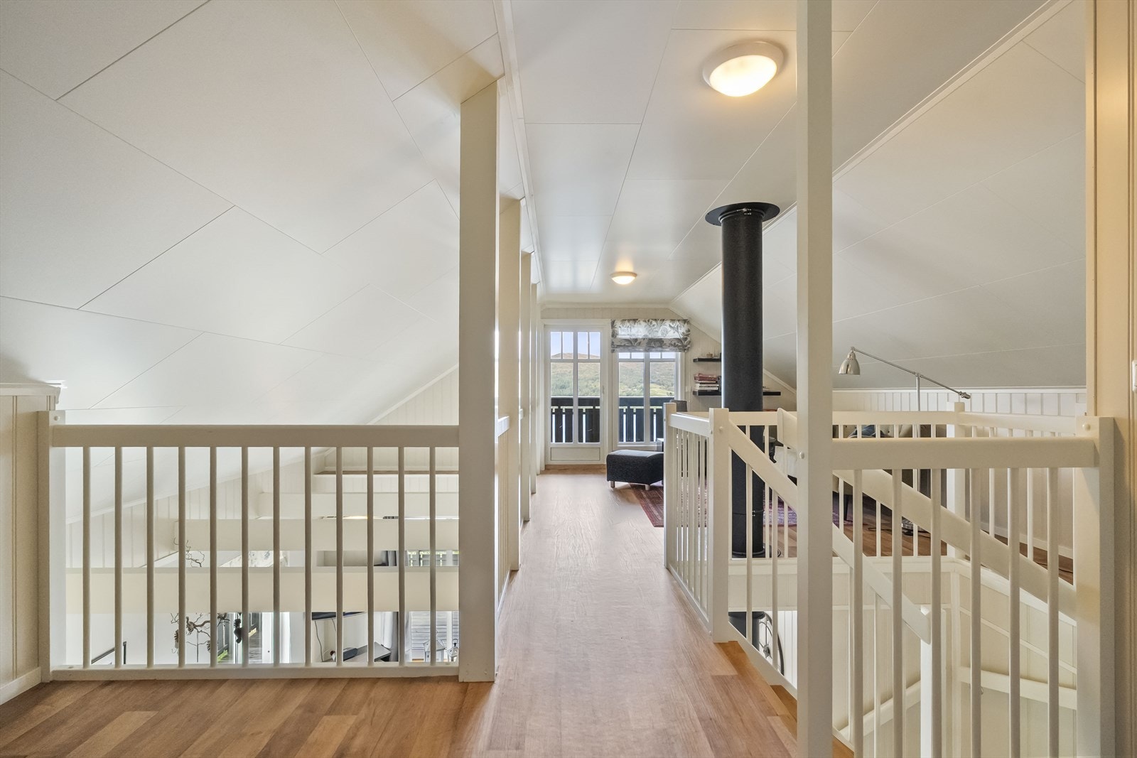 Loftet er innreiia med stove, 2 soverom og WC Galleribilde