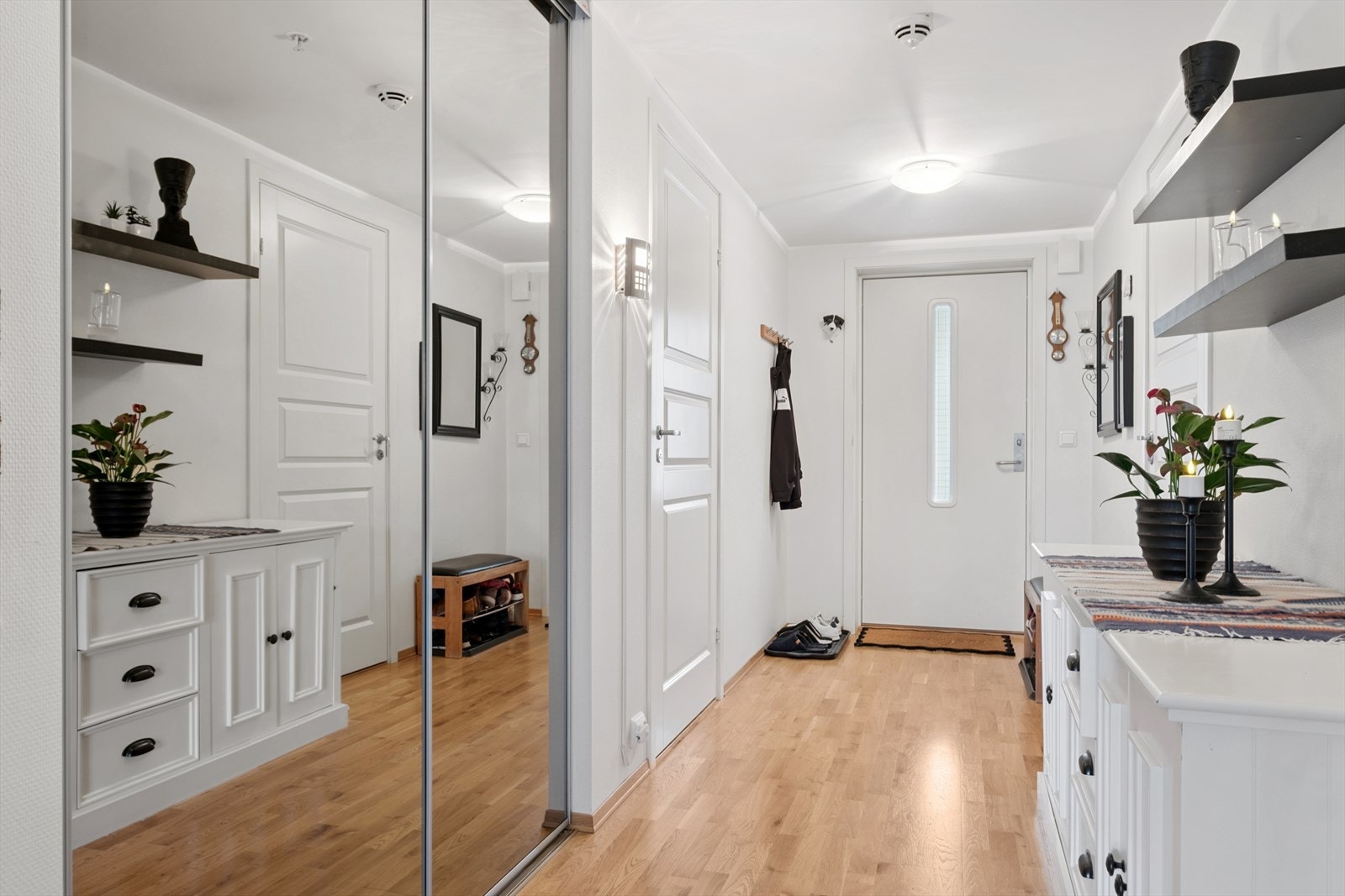 Romslig entre/gang. Galleribilde