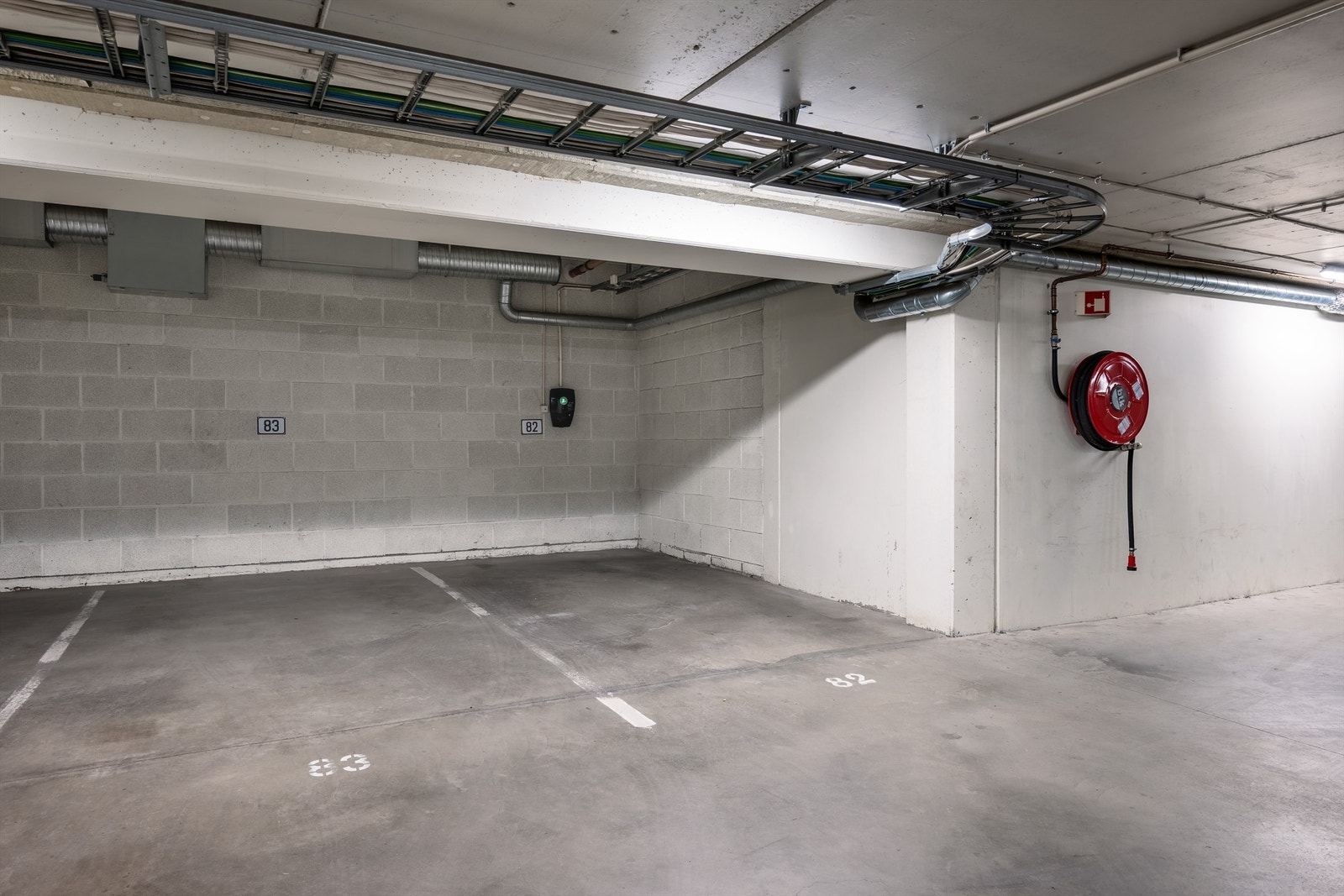 Garasjeplass i oppvarmet, underjordiske garasjeanlegg. (Bildet er tatt av en annen parkeringsplass i garasjen.) Galleribilde