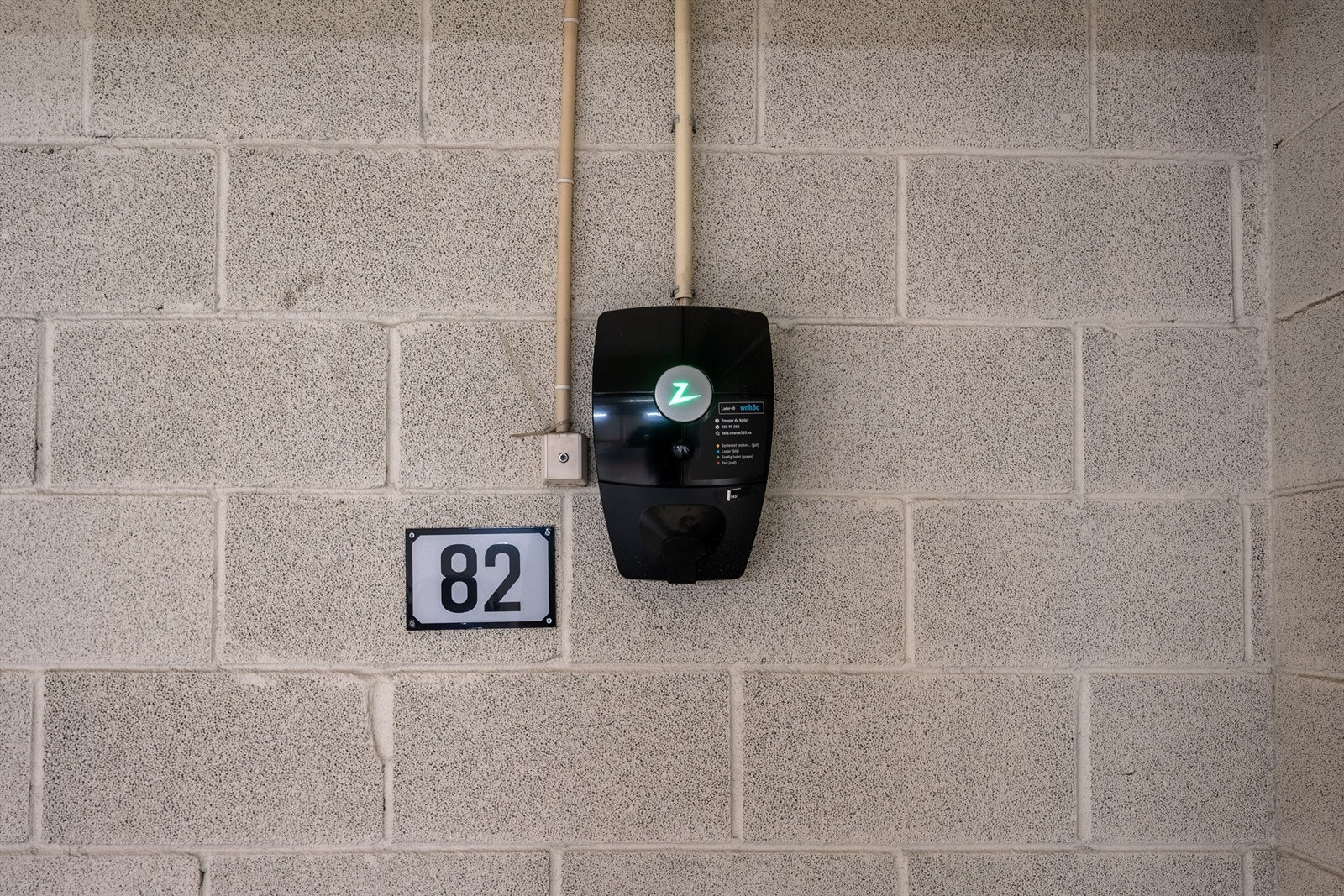 Det er opplegg for elbillader. Elbillader kan også følge med ferdig montert mot tillegg på kr 30 000,-. (Bildet er tatt av en annen parkeringsplass i garasjen.) Galleribilde