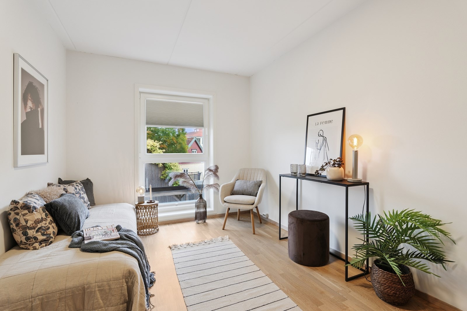 Soverom 2 med skyvedørsgarderobe. Galleribilde