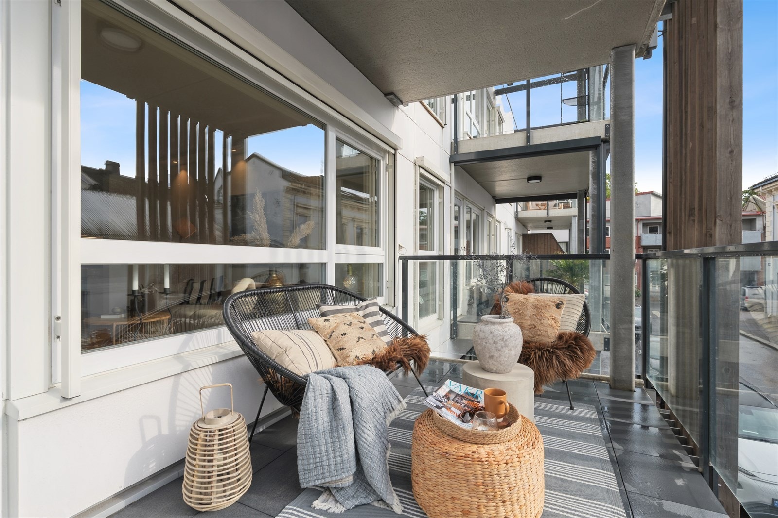 Balkong på 9 kvm. med utelys, stikkontakt og tillatelse til bruk av elektrisk grill. Galleribilde