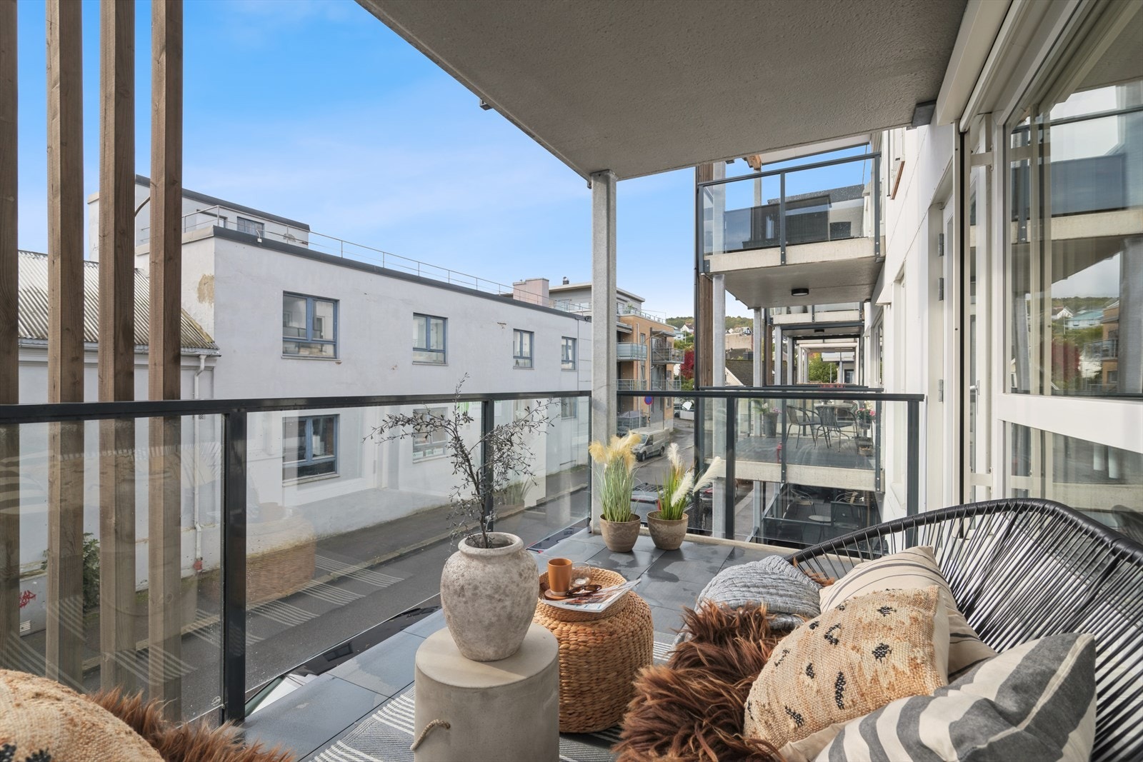 Sydvendt balkong som ligger rolig til mot Løkkegata. Galleribilde