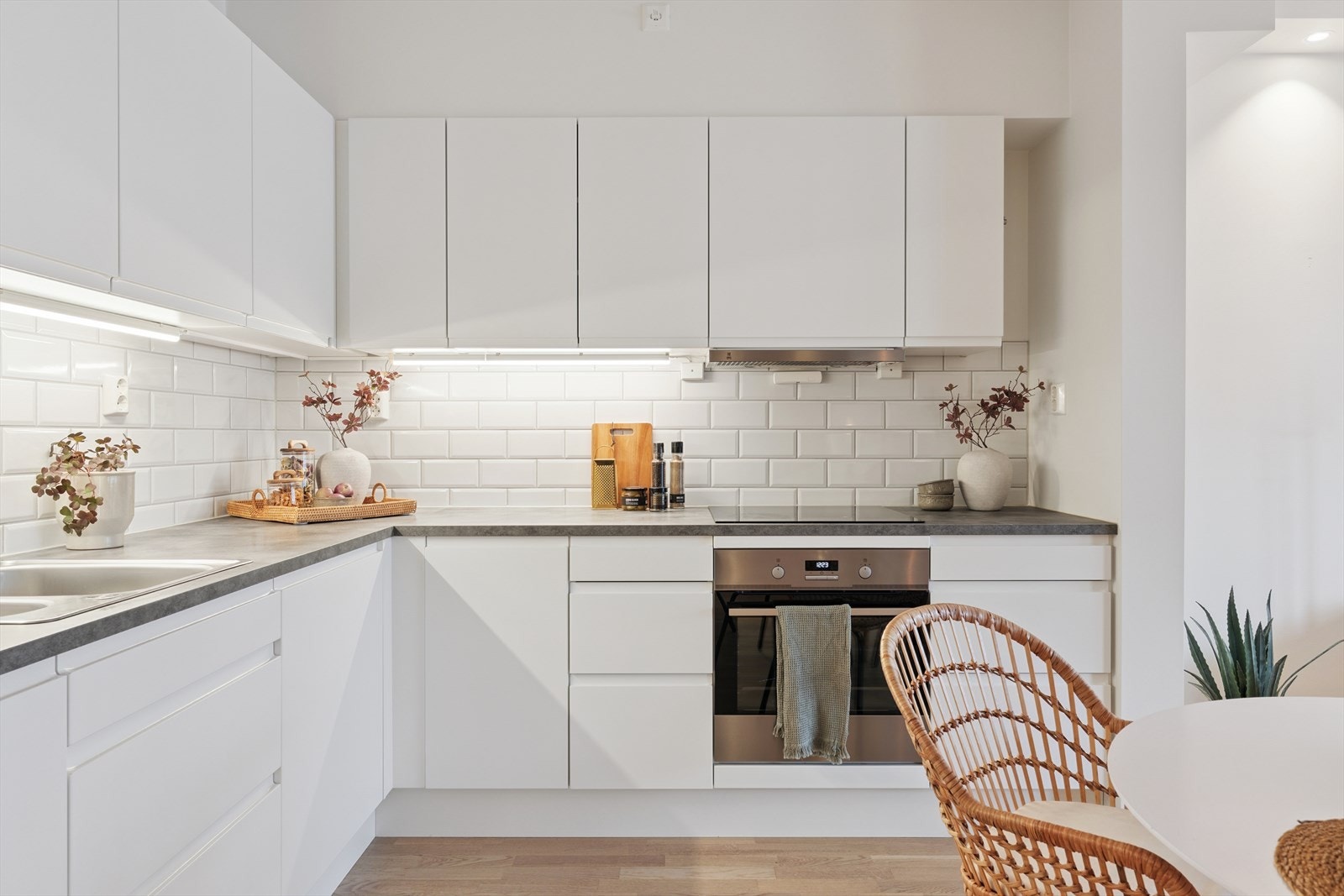 Aubo kjøkken med integrert komfyr, induksjonstopp, oppvaskmaskin, kjøl-/fryseskap og ventilator. Galleribilde